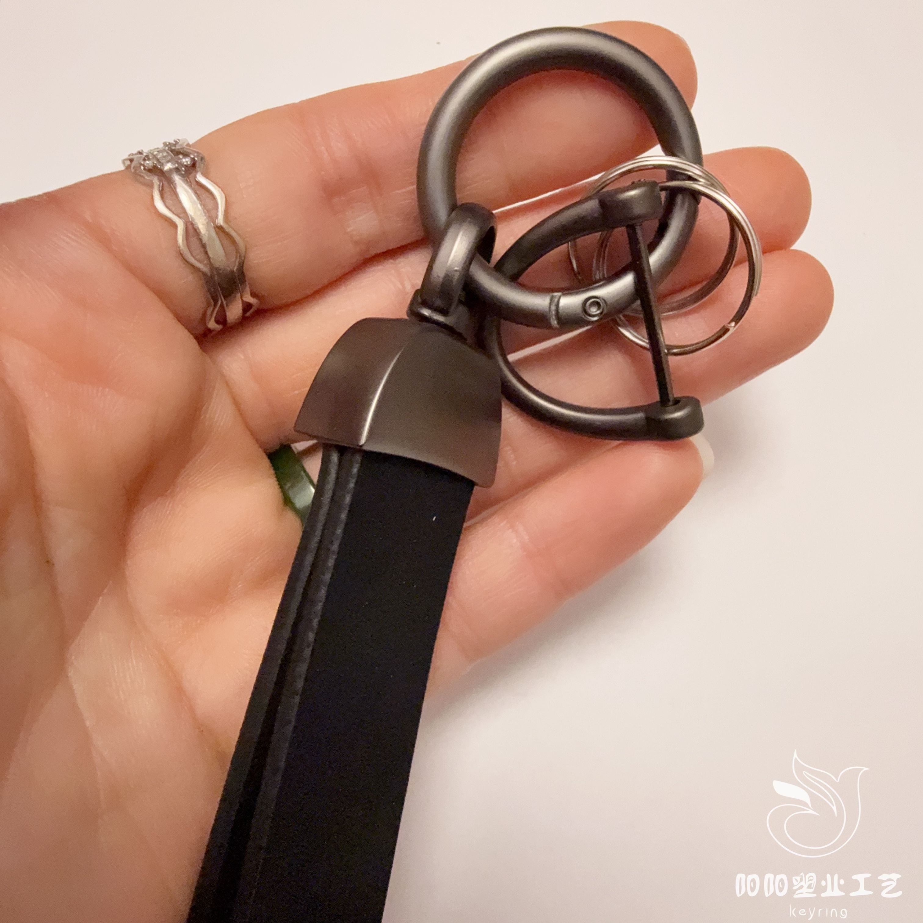 Keychain, handcrafted cowhide keychain pendant, genuine leather with embossed logo, high-quality lanyard, anti-loss car Item Picture