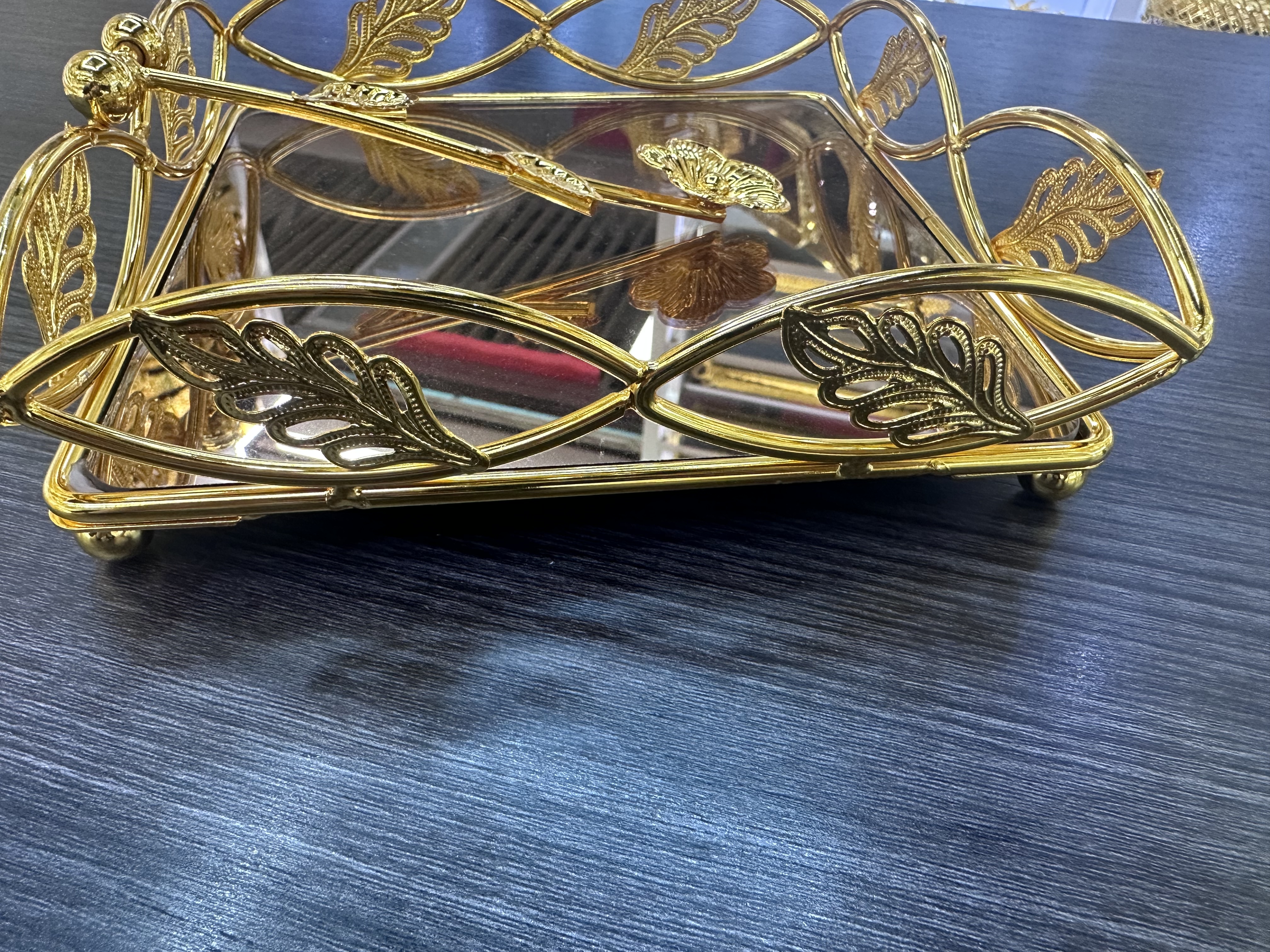 Creative ironwork napkin holder, tissue storage box, living room, home, bedroom, Western dining room, square flat paper, tissue holder, leaf details Picture