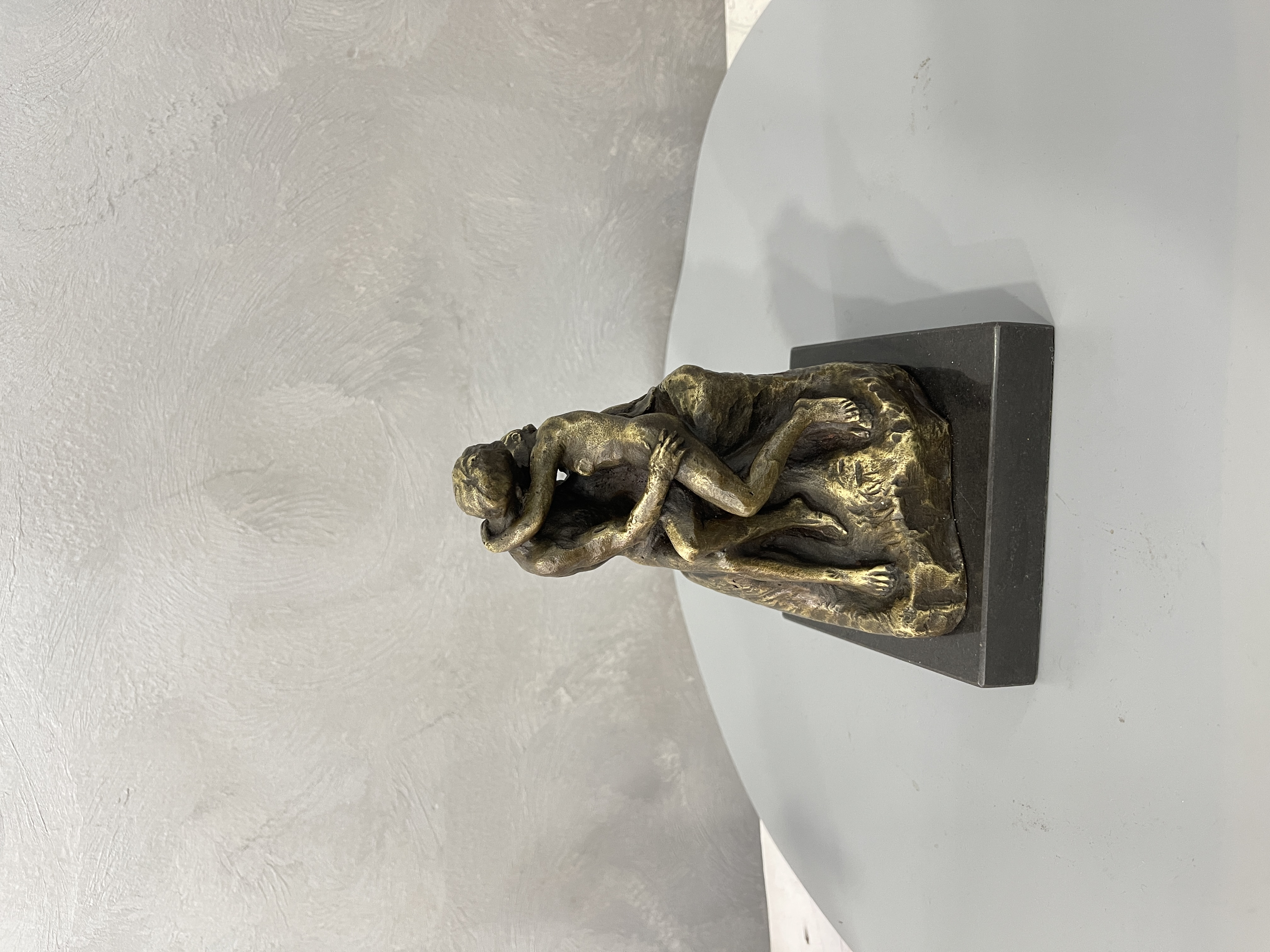 Copper sculpture craft ornaments kiss the popular European and American craft ornaments detail image 5