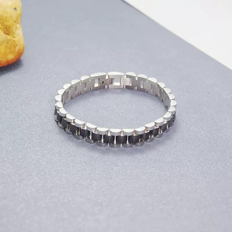 This is a popular cross-border product from Europe and America. It features a simple titanium steel bracelet with a stylish and versatile appearance, as well as a high-end stainless steel accessory Application Scenario