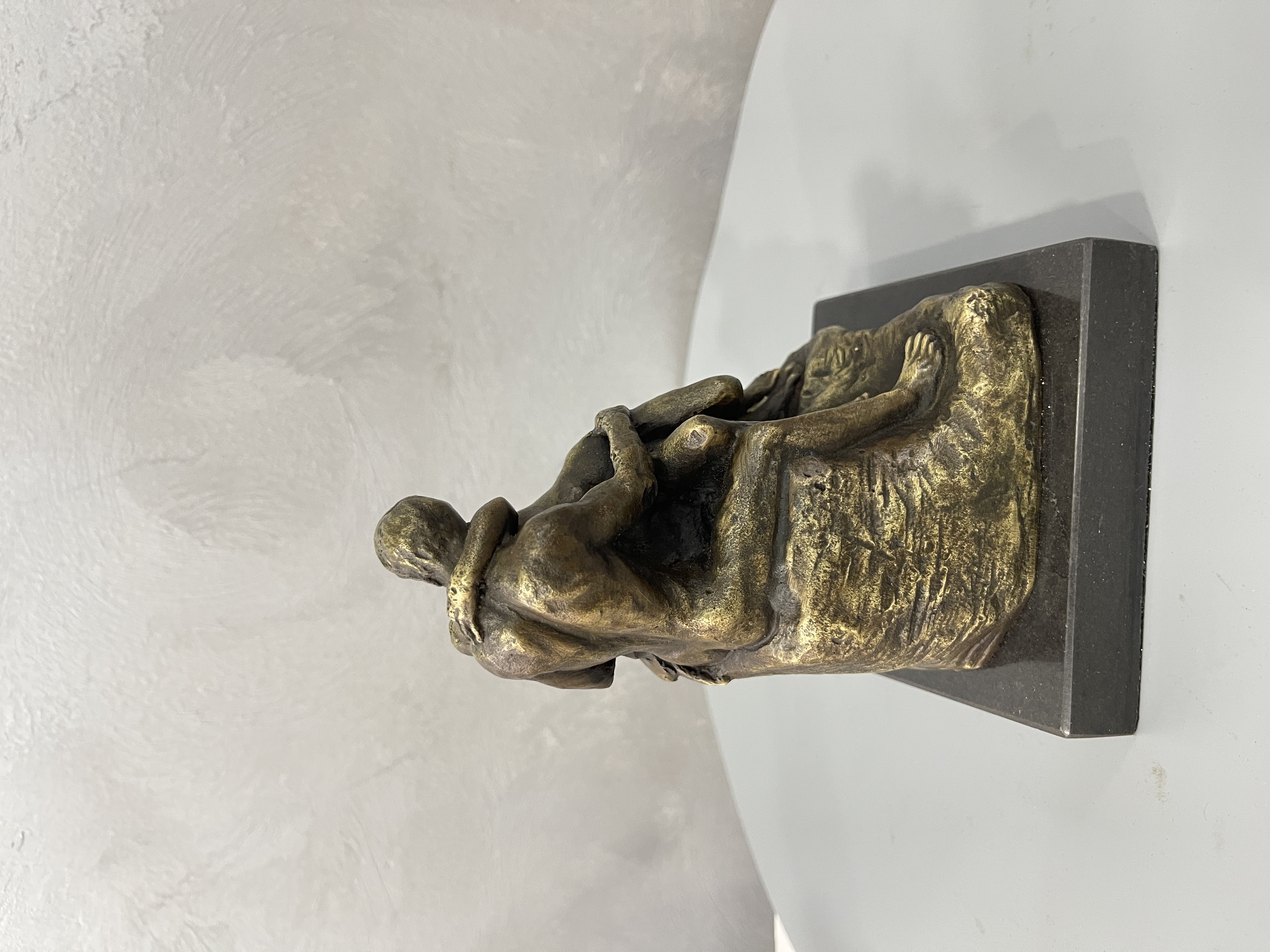 Copper sculpture craft ornaments kiss the popular European and American craft ornaments Application Scenario