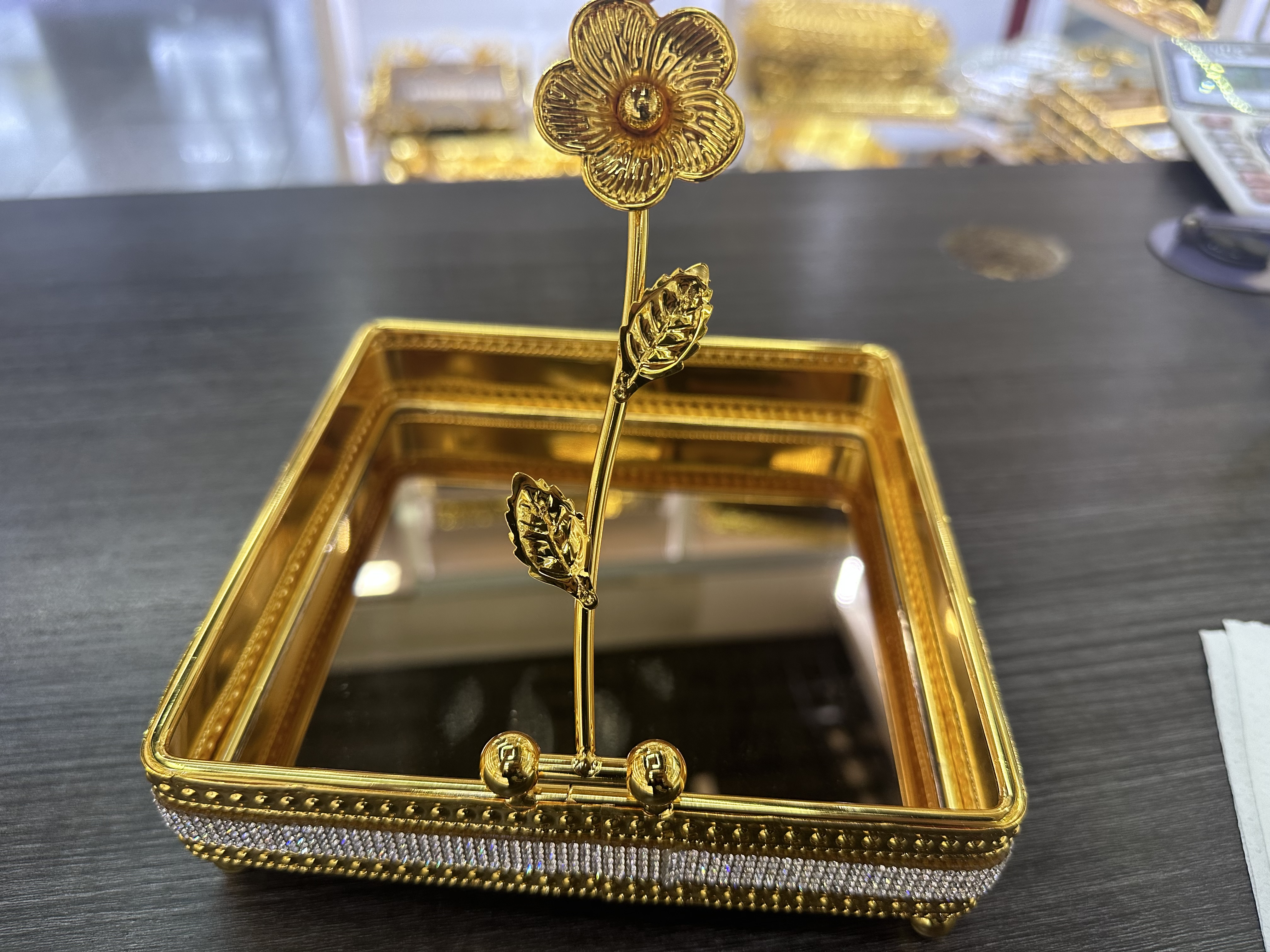 Creative ironwork napkin holder, tissue storage box, living room, home, bedroom, Western dining room, square flat paper tissue holder Application Scenario