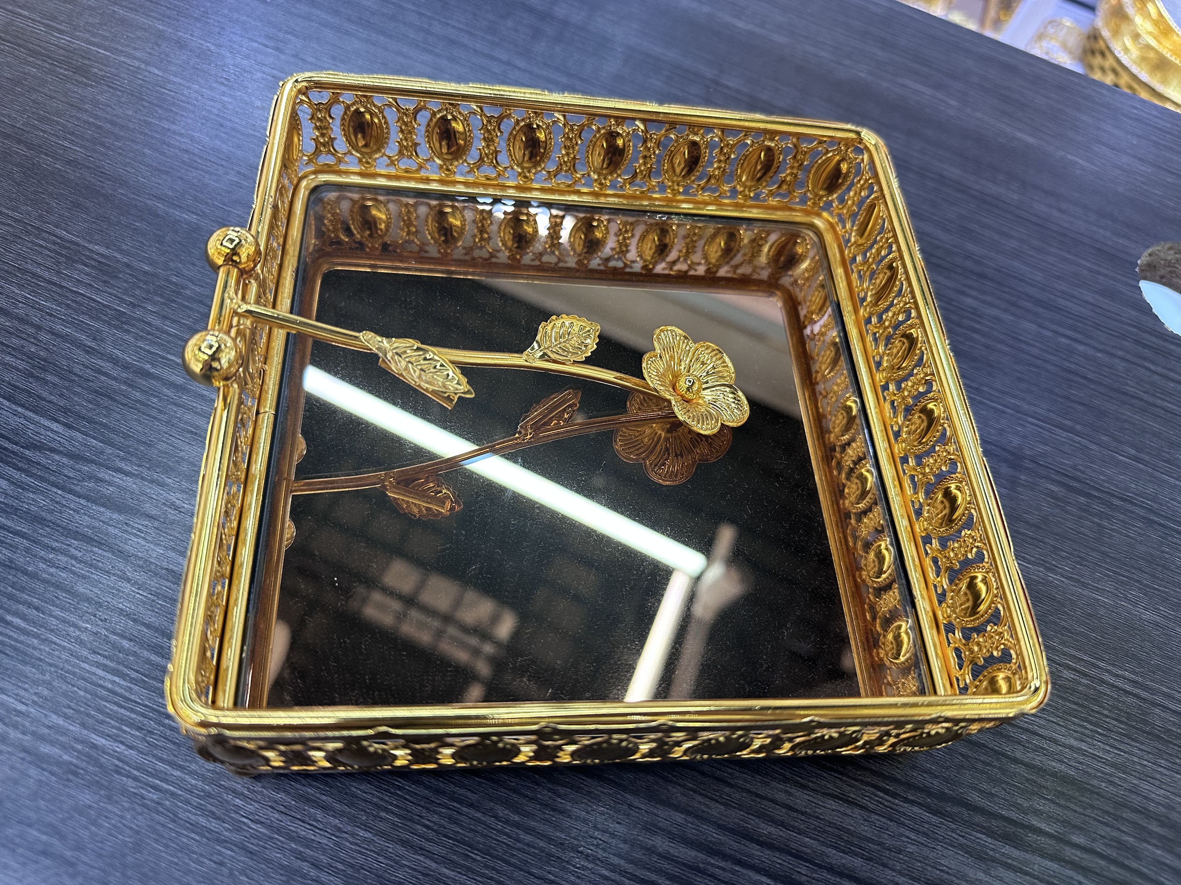 Creative ironwork napkin holder, tissue storage box, living room, home, bedroom, Western dining room, square flat paper tissue holder, handicraft Application Scenario