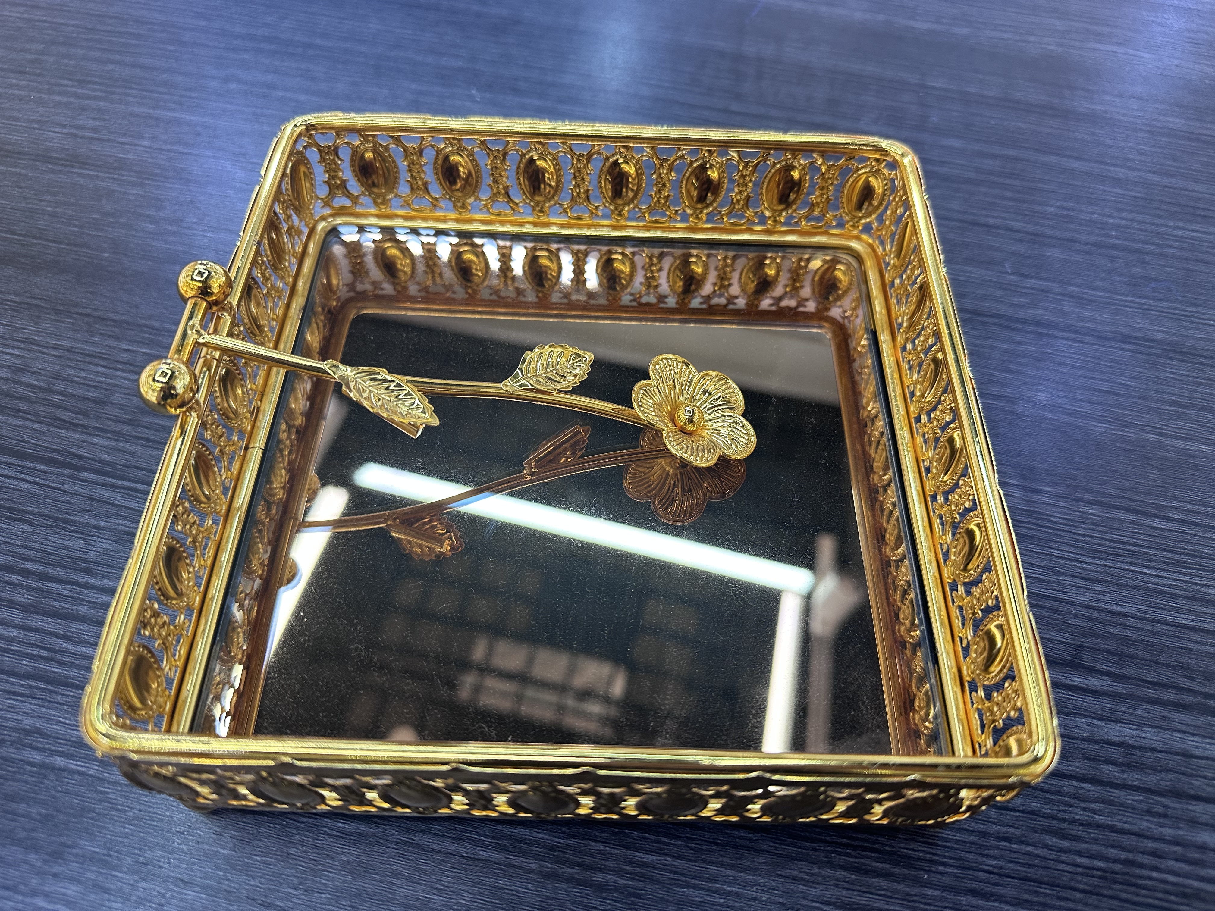 Creative ironwork napkin holder, tissue storage box, living room, home, bedroom, Western dining room, square flat paper tissue holder, handicraft