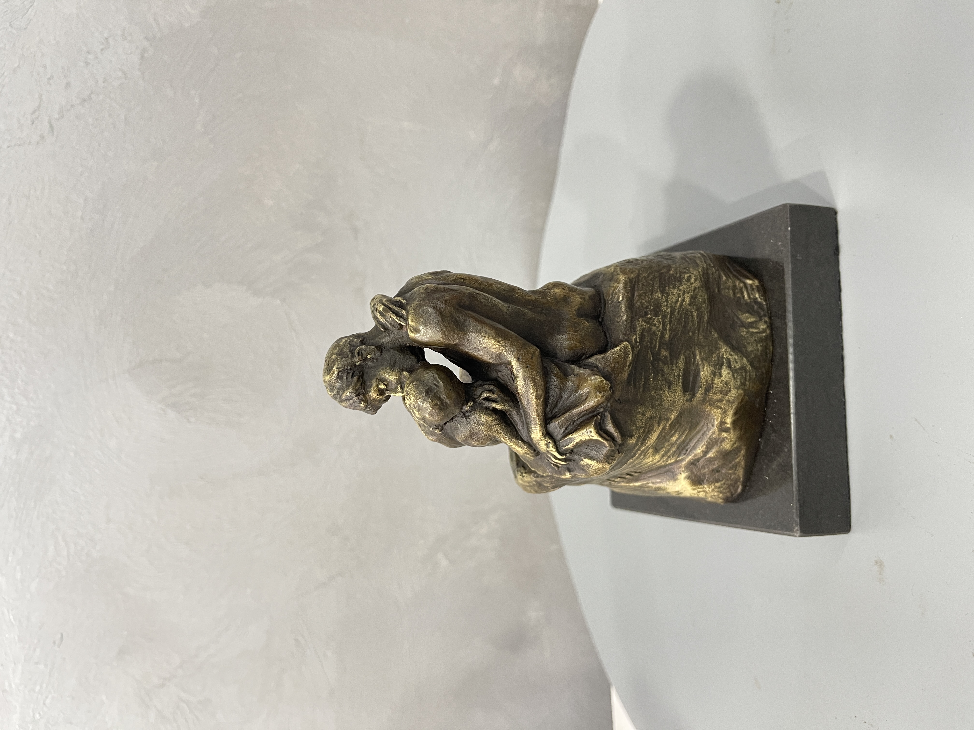 Copper sculpture craft ornaments kiss the popular European and American craft ornaments Specification image