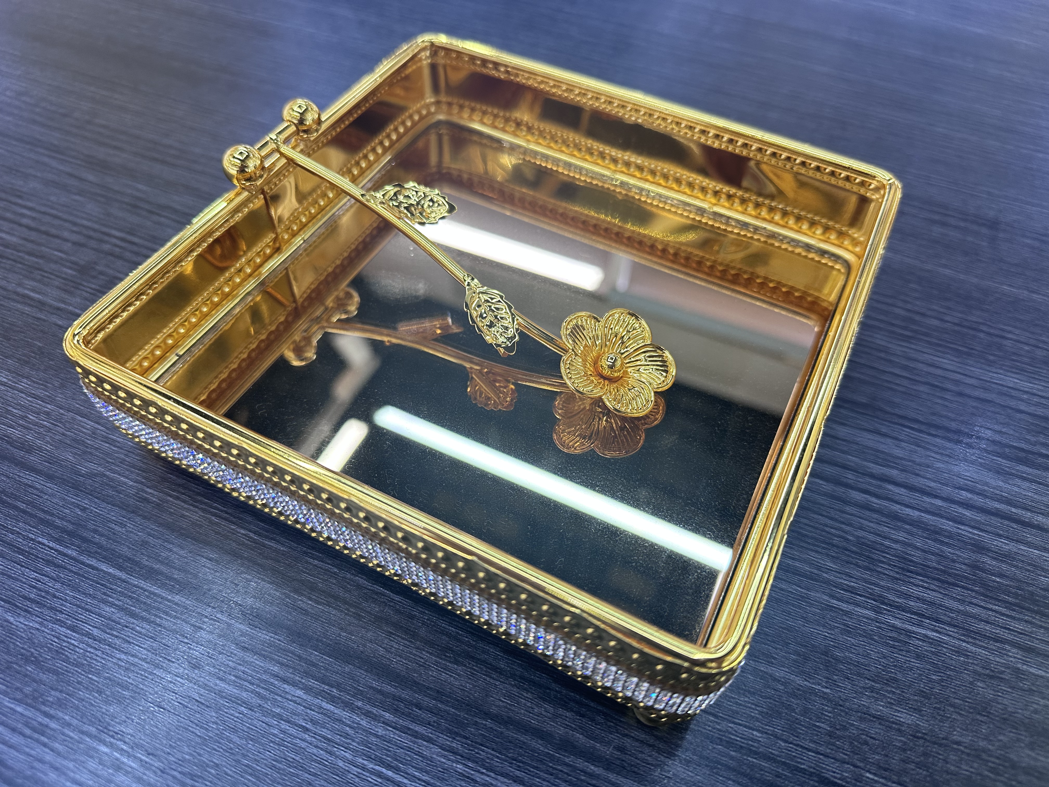 Creative ironwork napkin holder, tissue storage box, living room, home, bedroom, Western dining room, square flat paper tissue holder details Picture