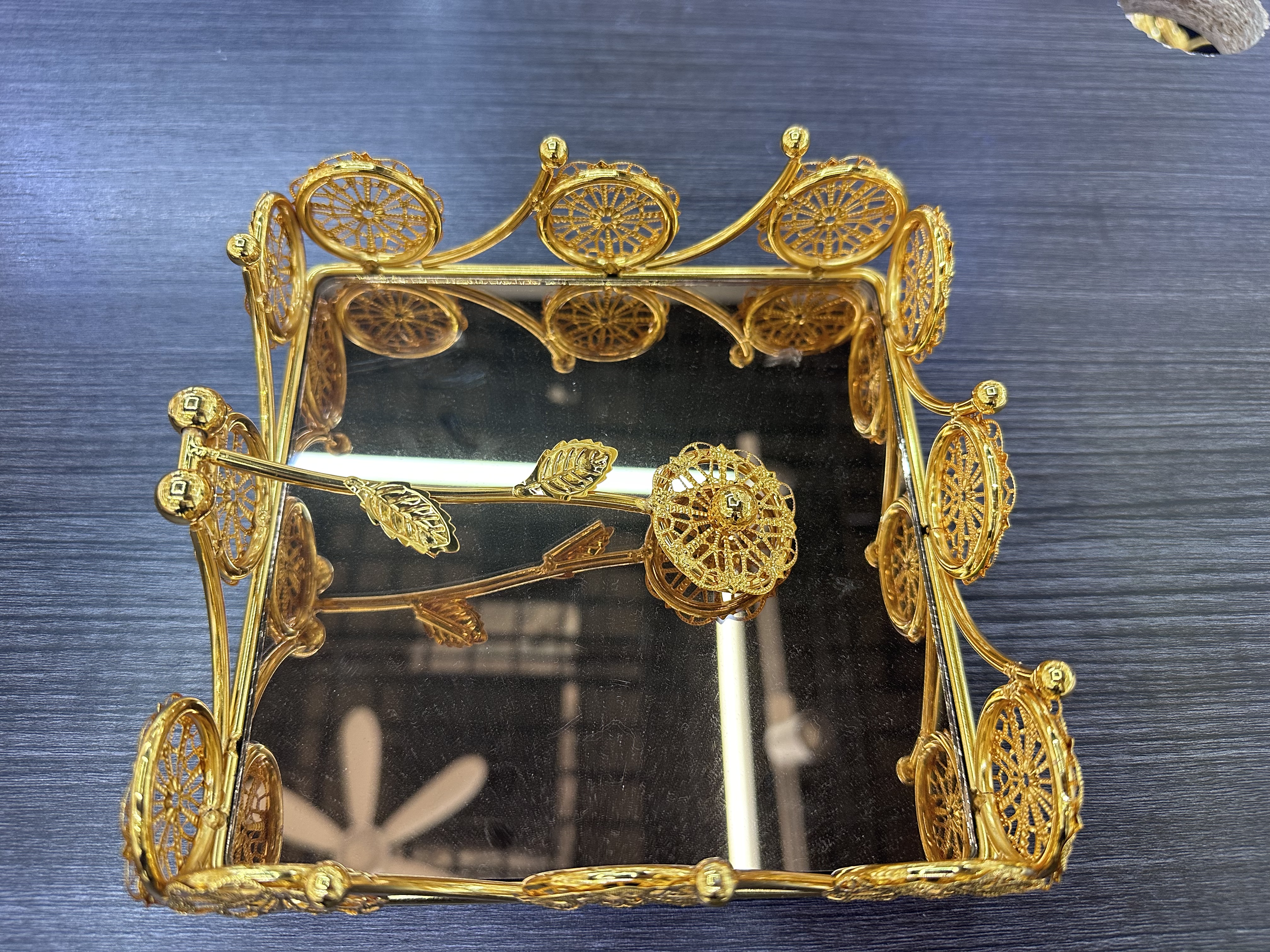 Creative ironwork napkin holder, tissue storage box, living room, home, bedroom, Western dining room, square flat paper, tissue holder, Middle East Application Scenario