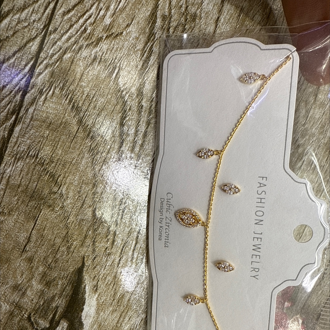 精致耳环和项链