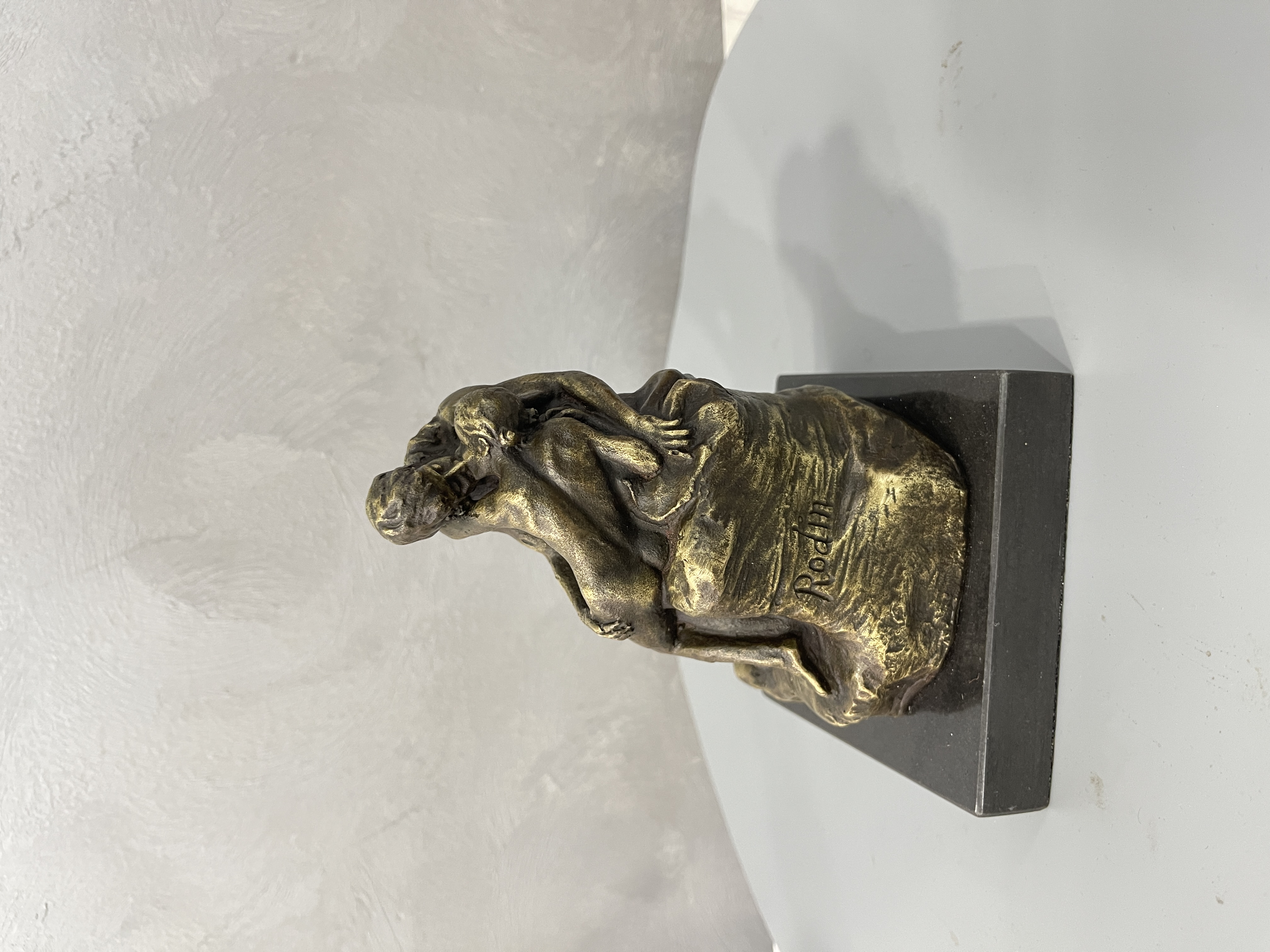 Copper sculpture craft ornaments kiss the popular European and American craft ornaments detail image 2