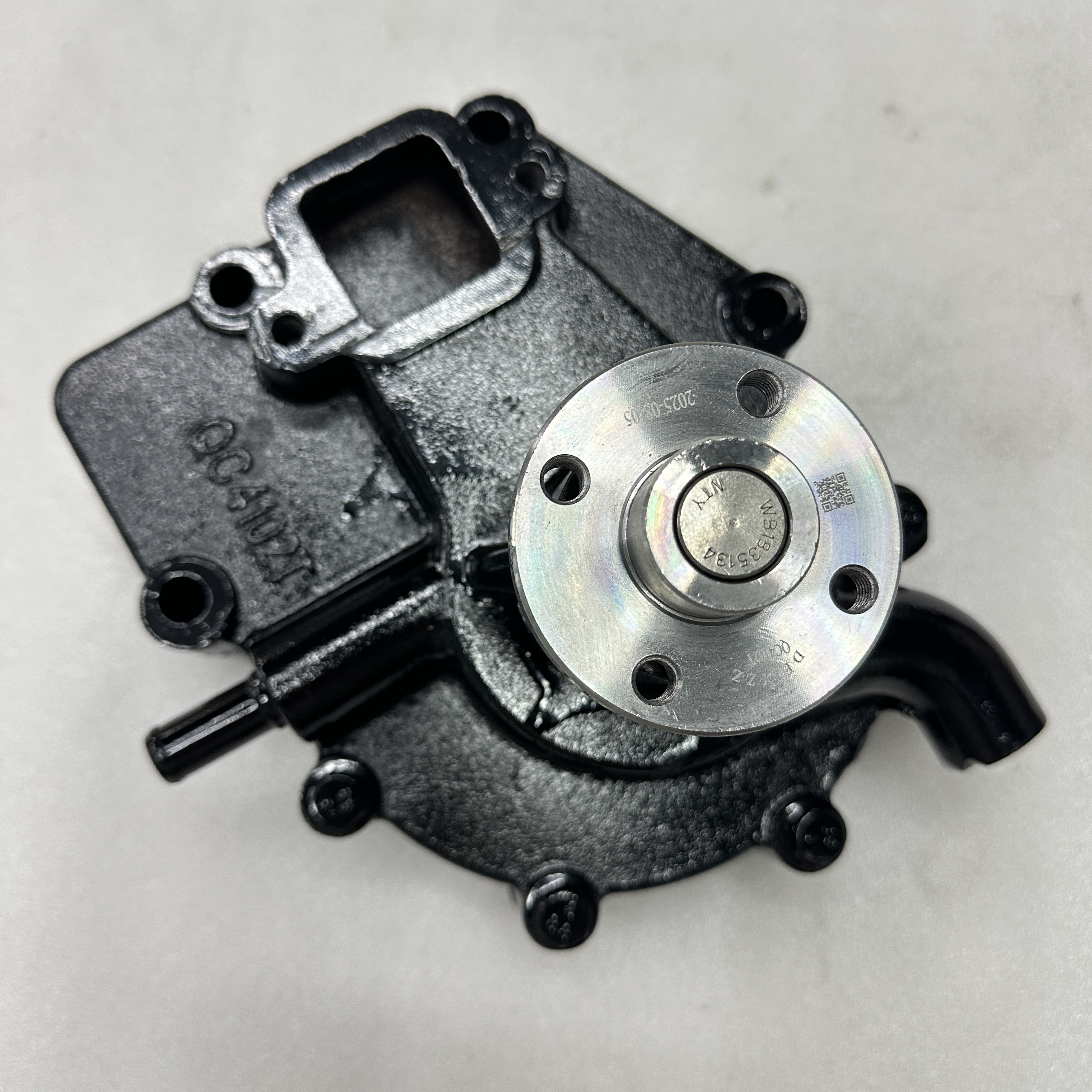 Truck parts are suitable for the new Chai series engine cooling water pump 4K39T-42000