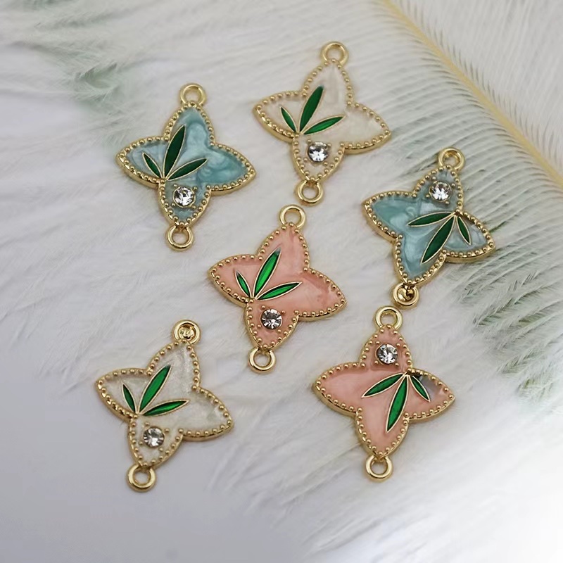 In 2025, trend-setting accessories are made of oil-dripping zinc alloy for export, featuring butterfly, dragonfly and leaf styles. diy diamond-encrusted color-retaining bracelets, earrings and hair accessories are versatile, fashionable and new, trendy and personalized clothing accessories details Picture