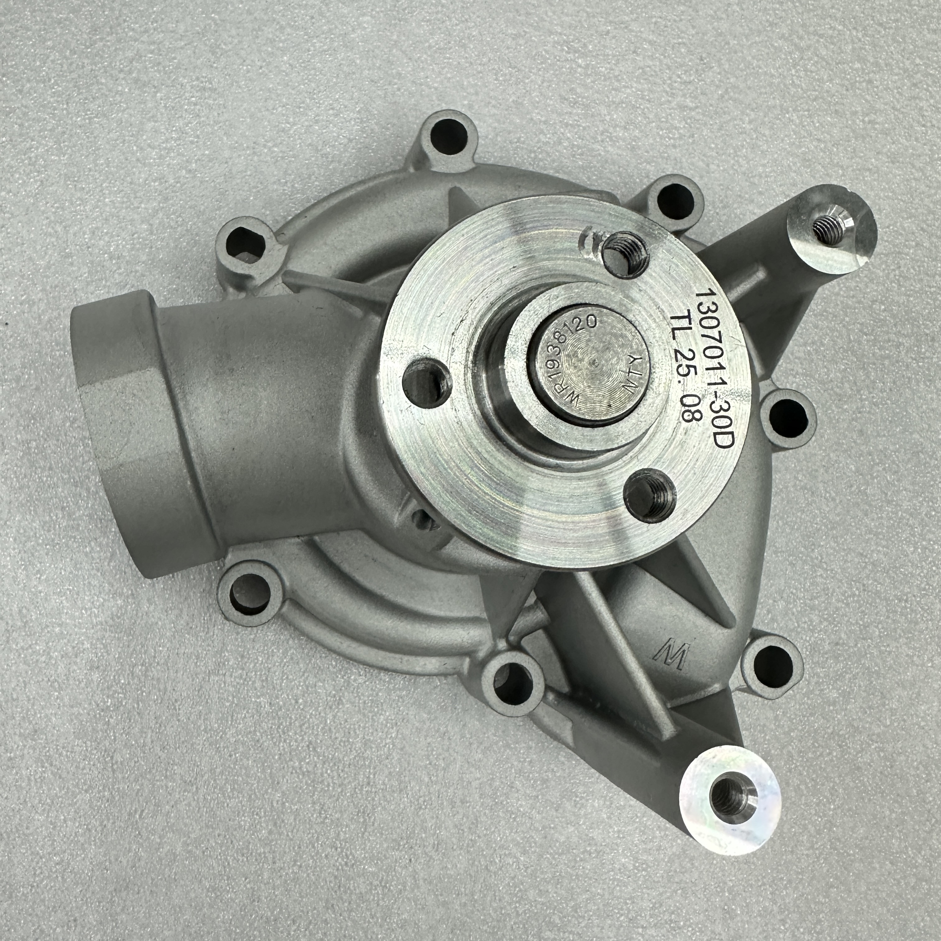Tractor parts are suitable for DEUTZ large diesel water pump, Roots water pump BF4M1013, water pump 1307010-30D 04259547 details Picture
