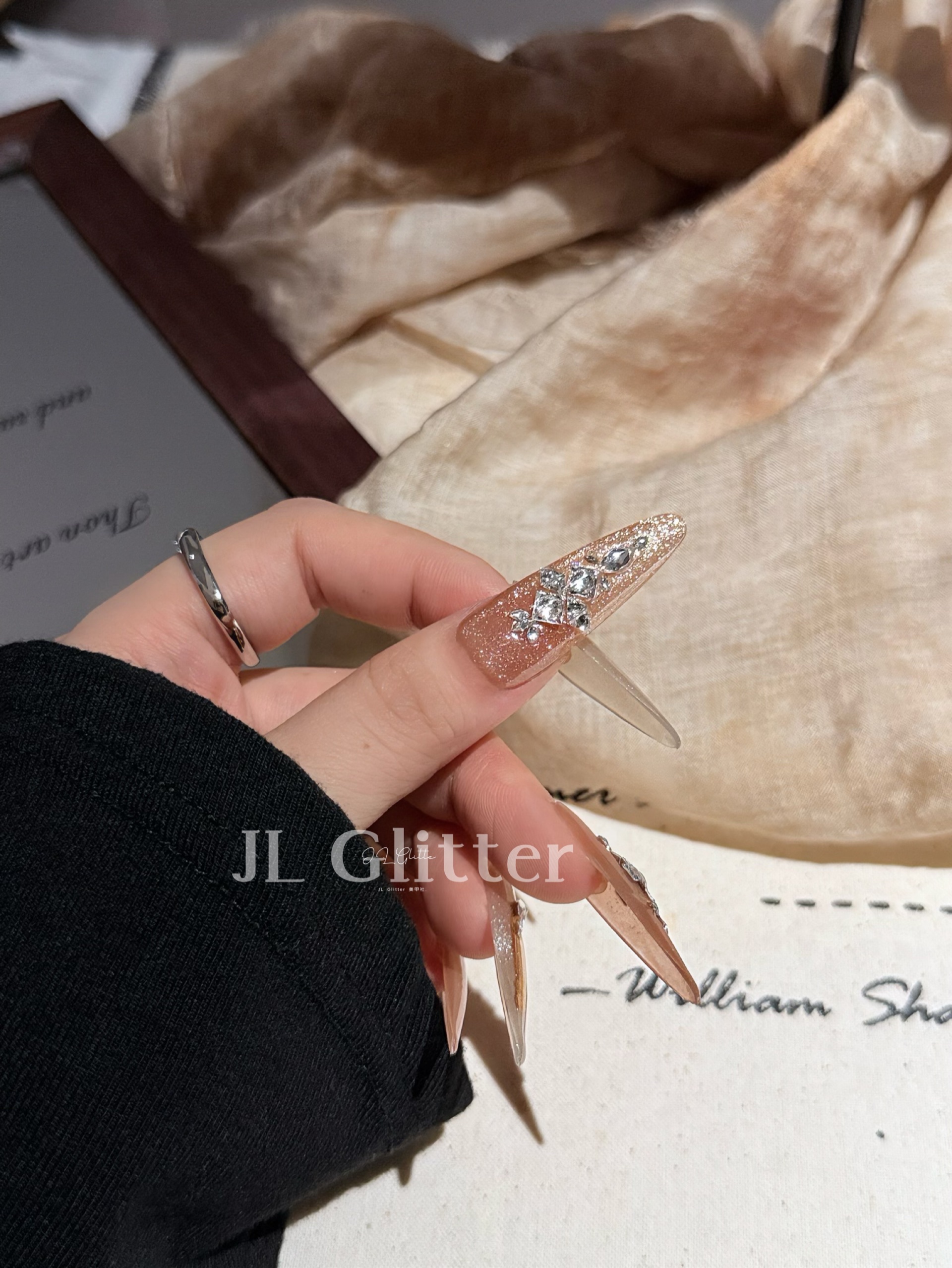 JLGlitter Golden sequined glitter pink ethereal nail nail patches, the same style of wearable nail for Internet celebrities Item Picture