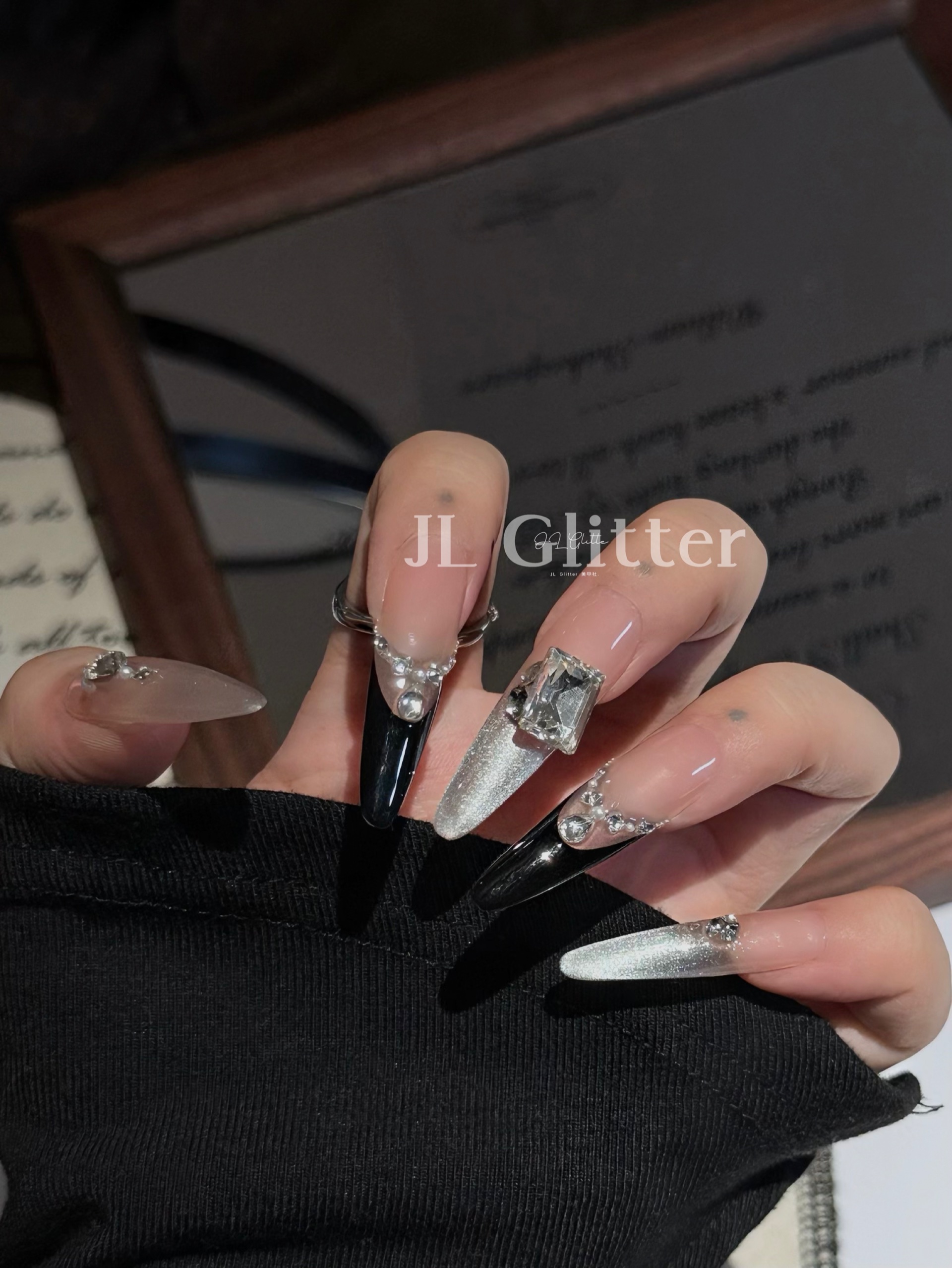 JLGlitter black dazzling diamond jewelry, personalized phototherapy nail patches, fashionable nail art, the same style as Internet celebrities Item Picture