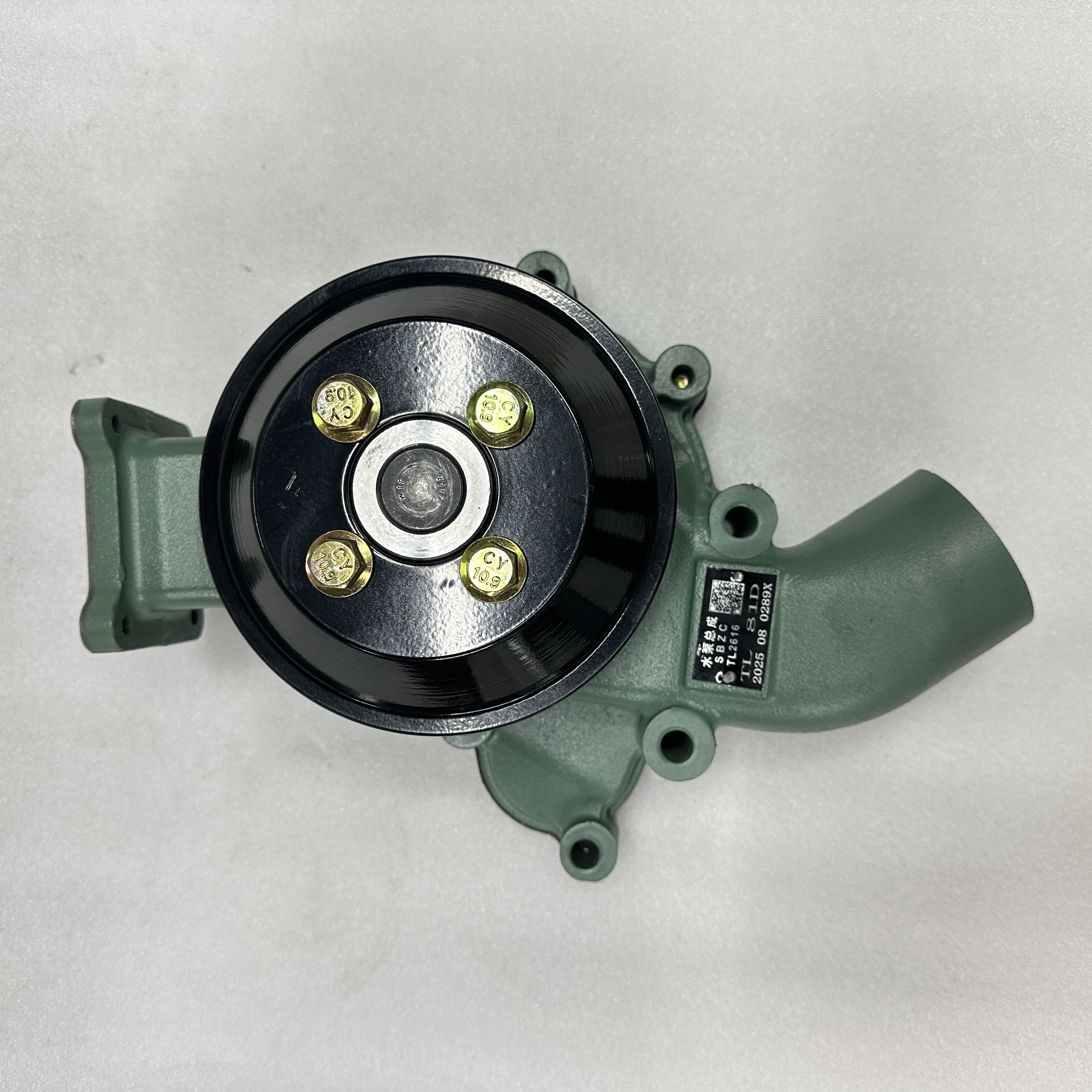 Domestic truck parts are suitable for the cooling water pump of Dongfeng J6 engine. Xichai water pump 1307010-81D details Picture