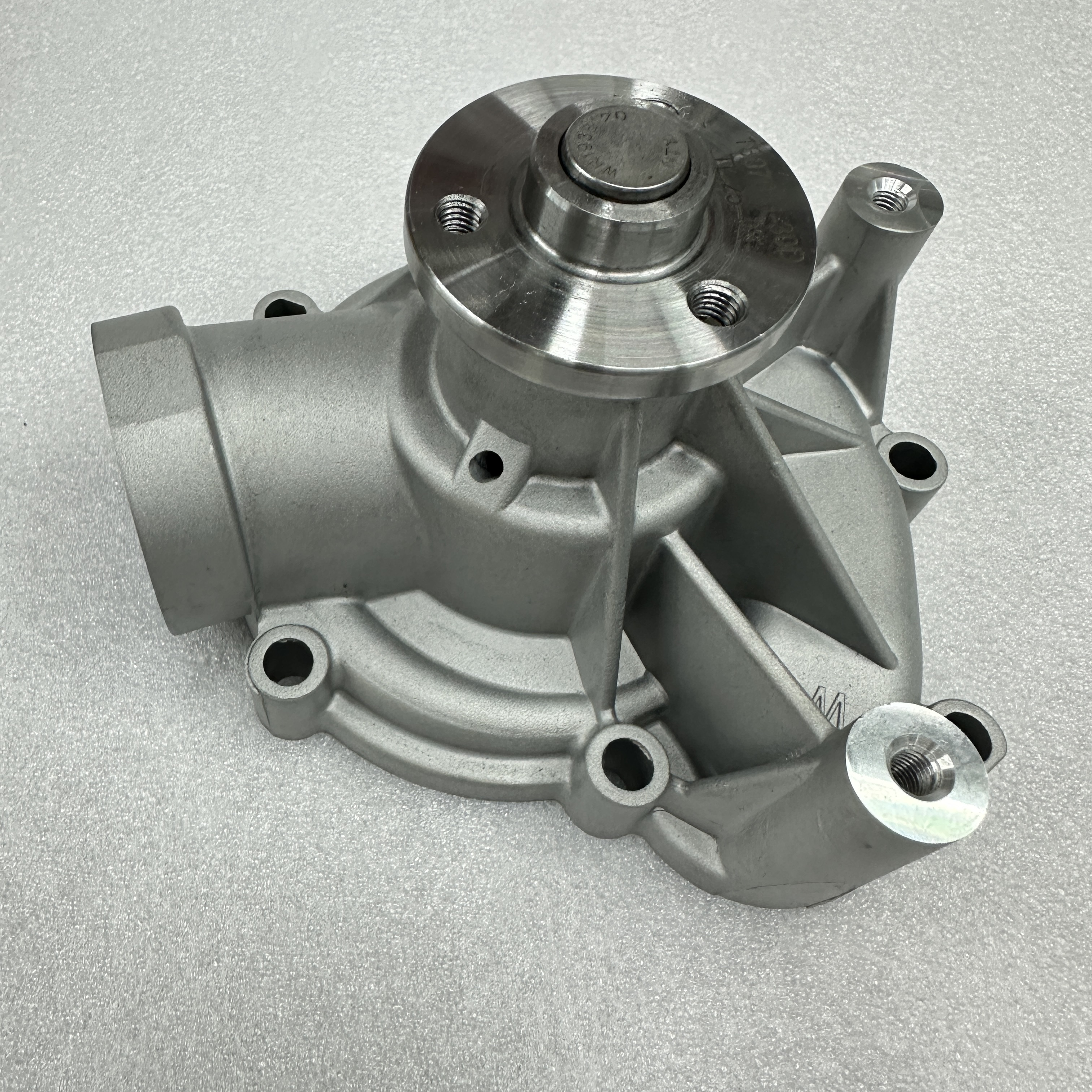 Tractor parts are suitable for DEUTZ large diesel water pump, Roots water pump BF4M1013, water pump 1307010-30D 04259547