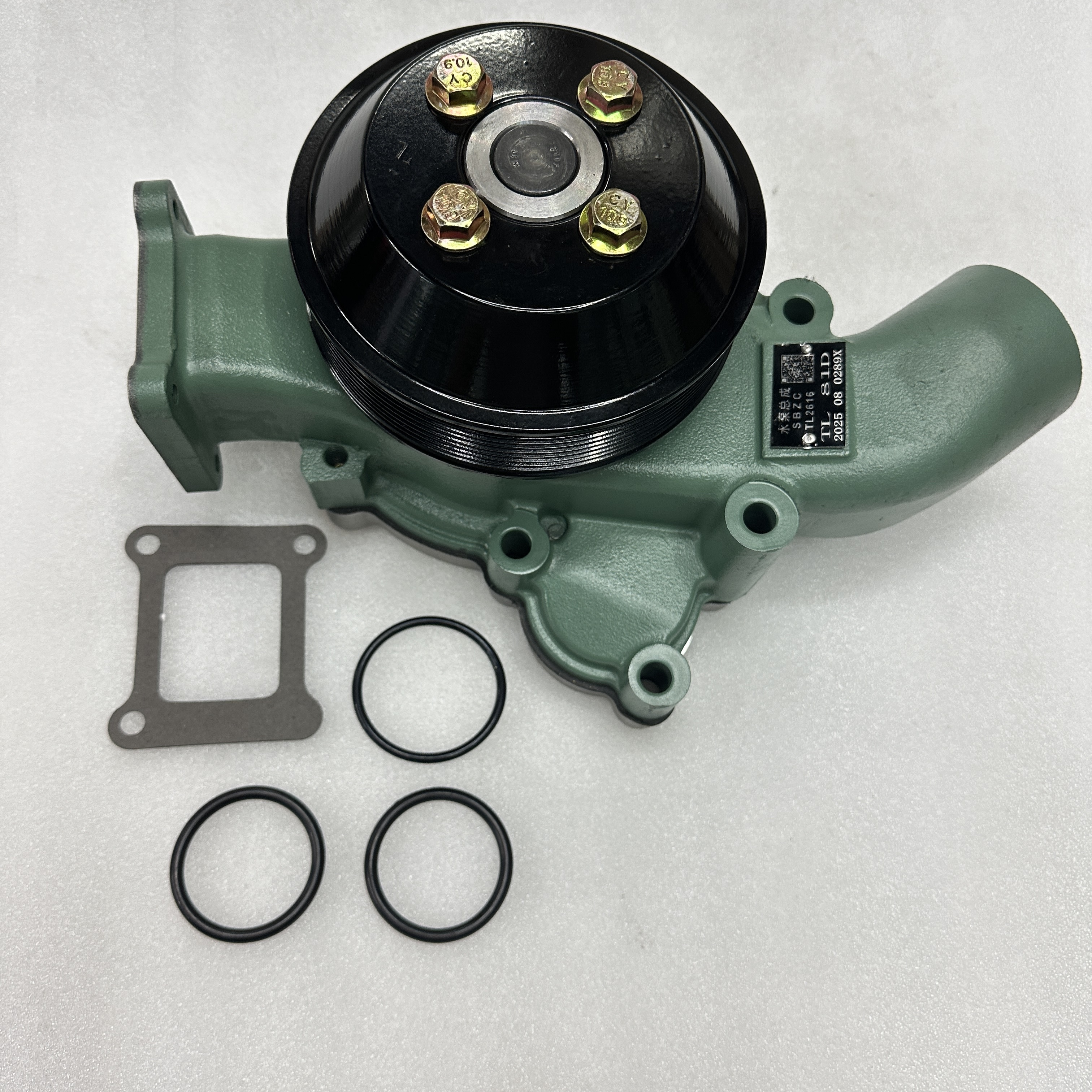 Domestic truck parts are suitable for the cooling water pump of Dongfeng J6 engine. Xichai water pump 1307010-81D Item Picture