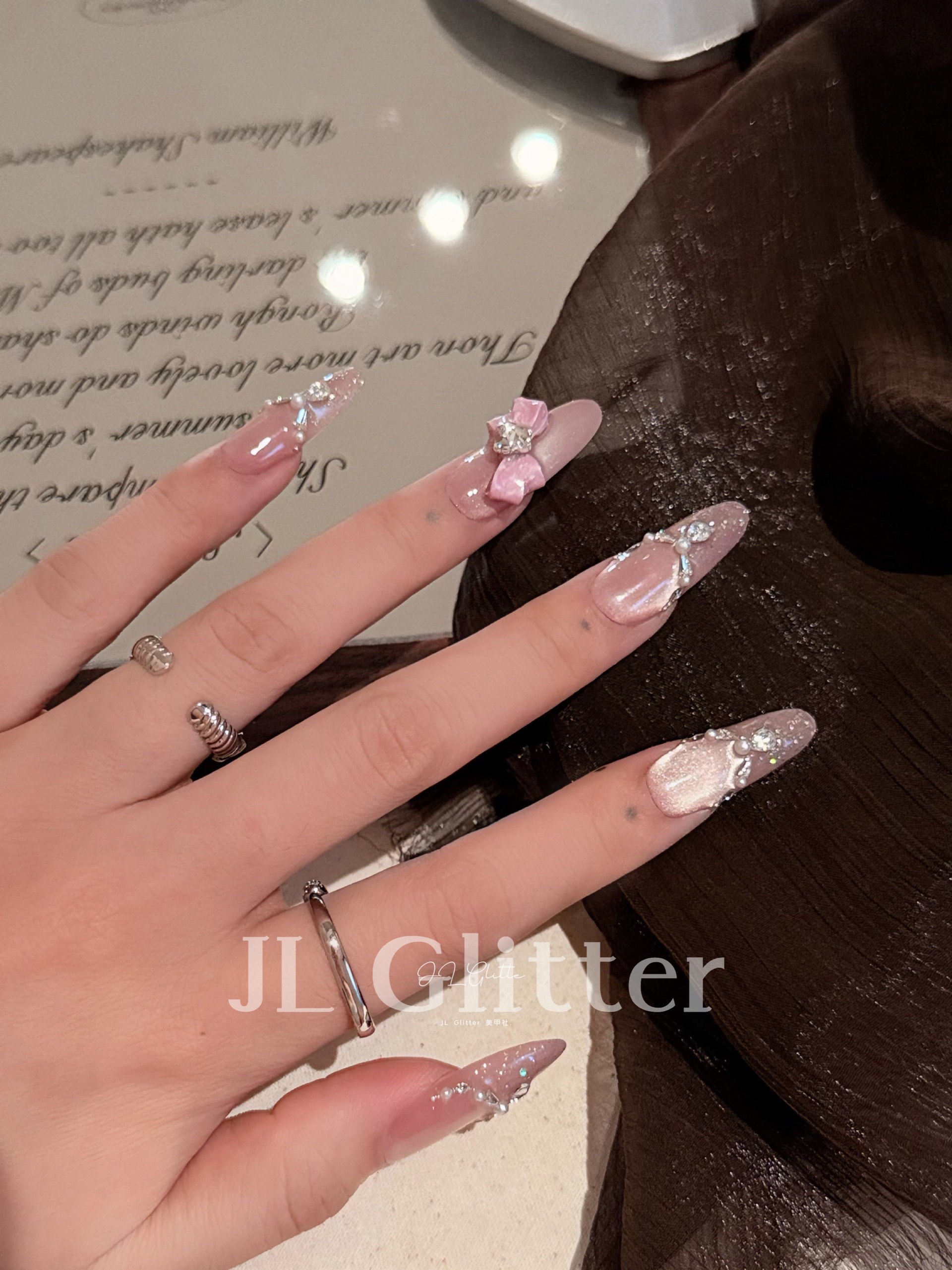 Gentle princess-style wearing armor, fashionable and high-end nail art detail image 5