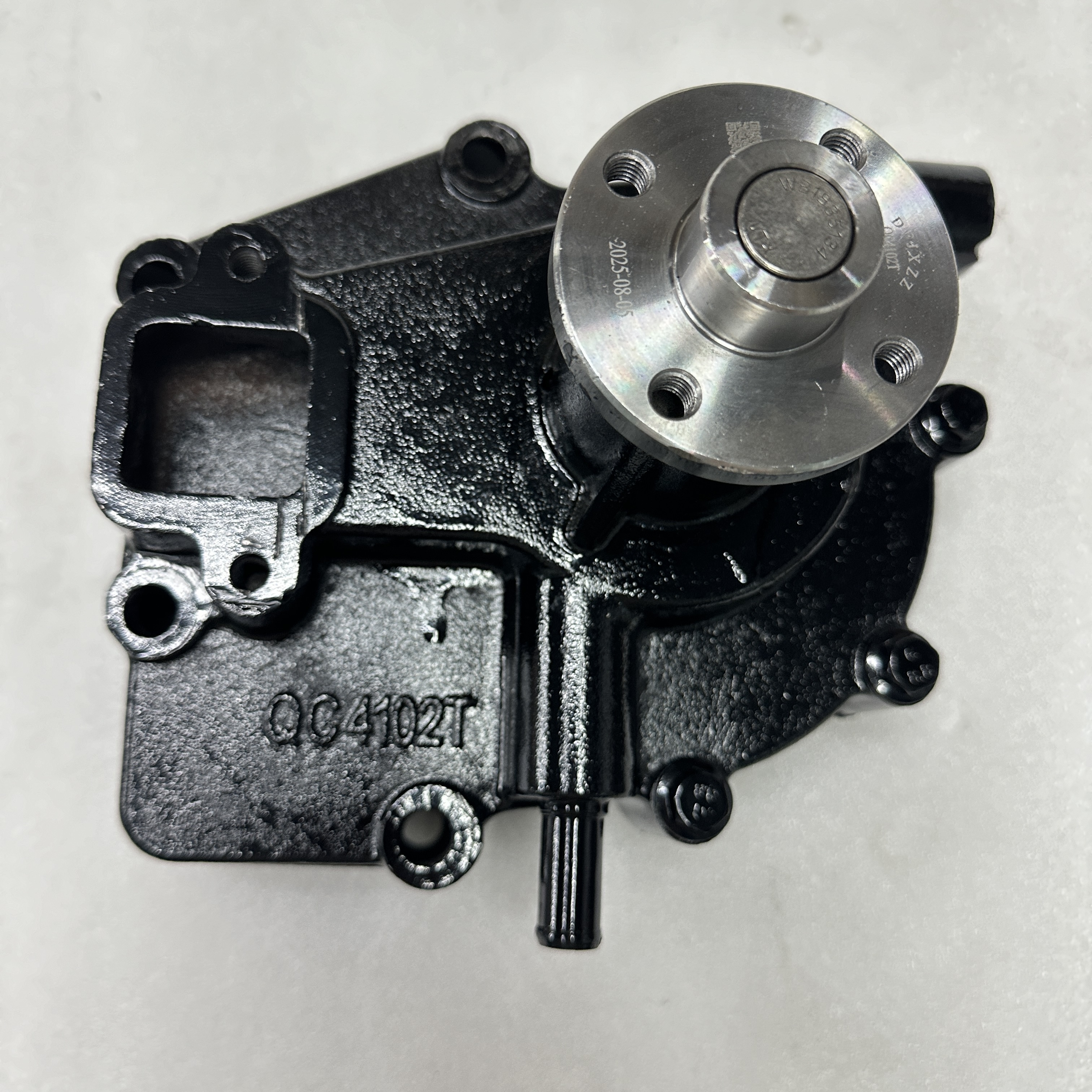 Truck parts are suitable for the new Chai series engine cooling water pump 4K39T-42000 Specification image