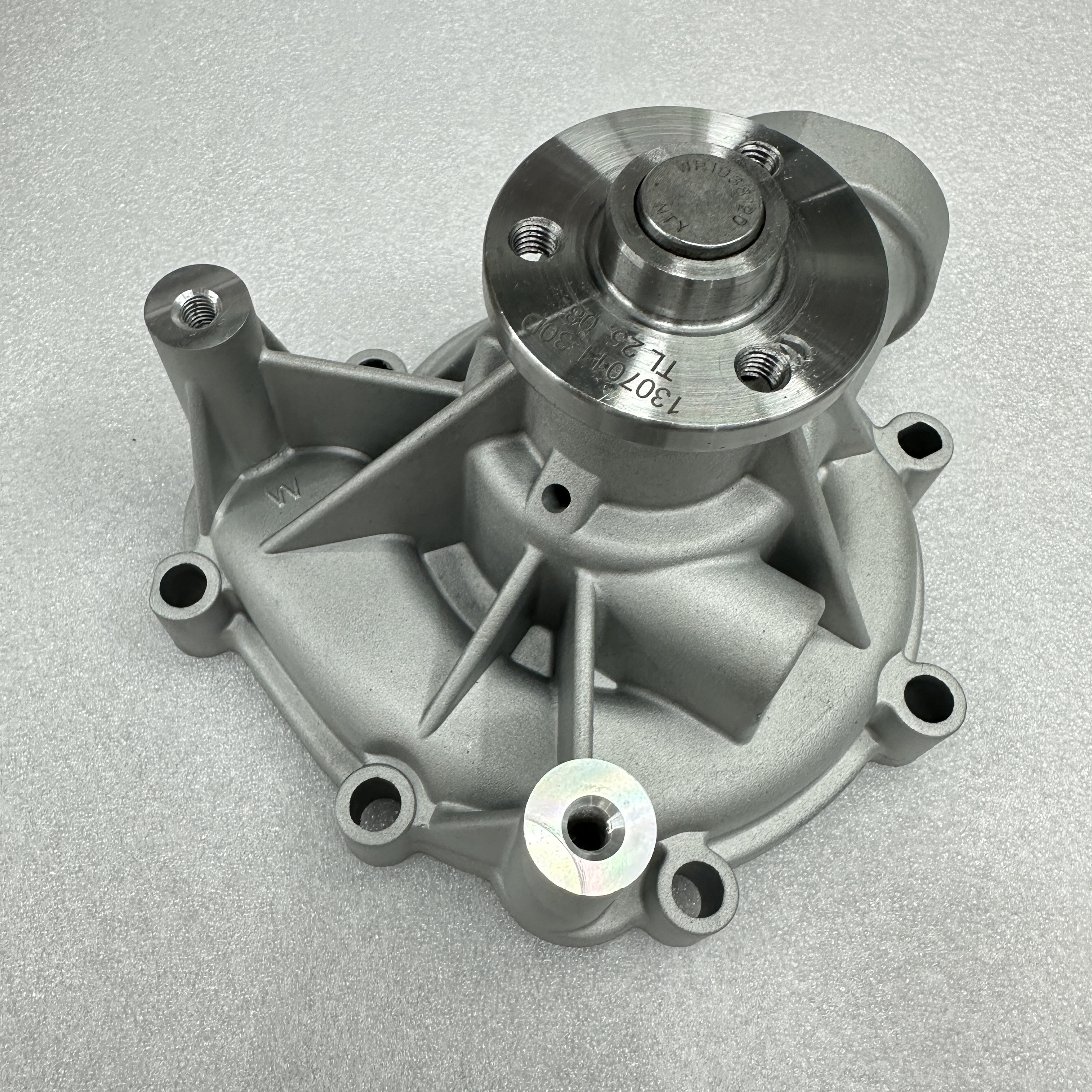 Tractor parts are suitable for DEUTZ large diesel water pump, Roots water pump BF4M1013, water pump 1307010-30D 04259547 Specification image