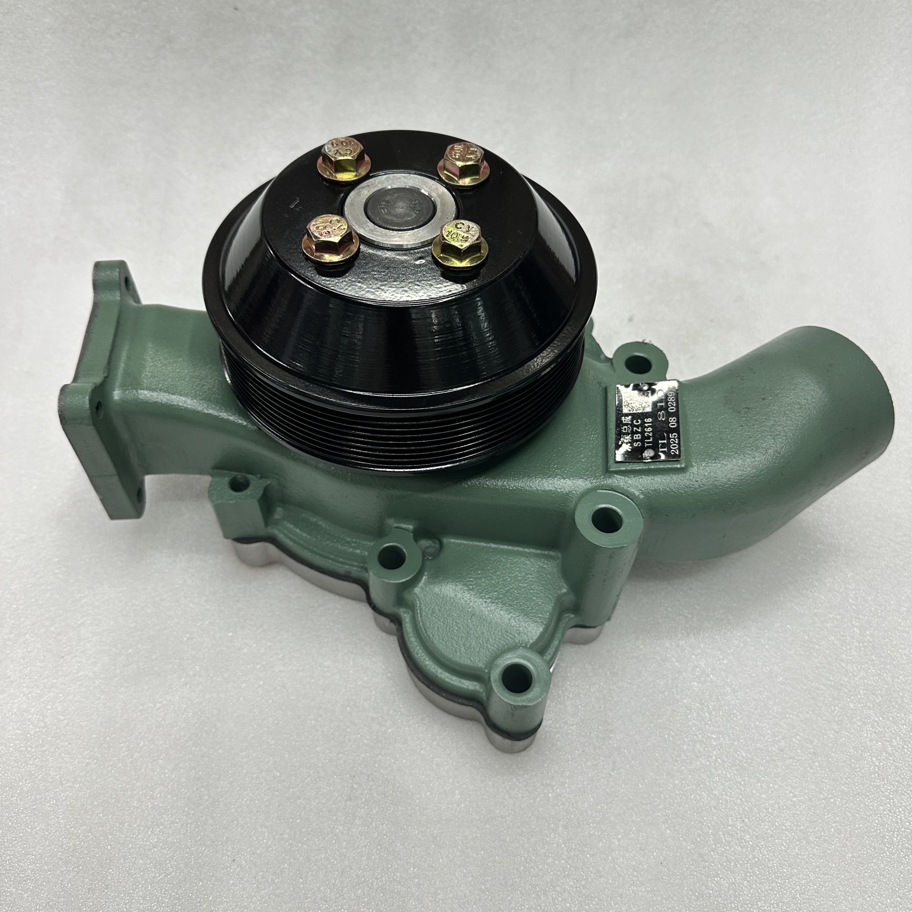 Domestic truck parts are suitable for the cooling water pump of Dongfeng J6 engine. Xichai water pump 1307010-81D Application Scenario