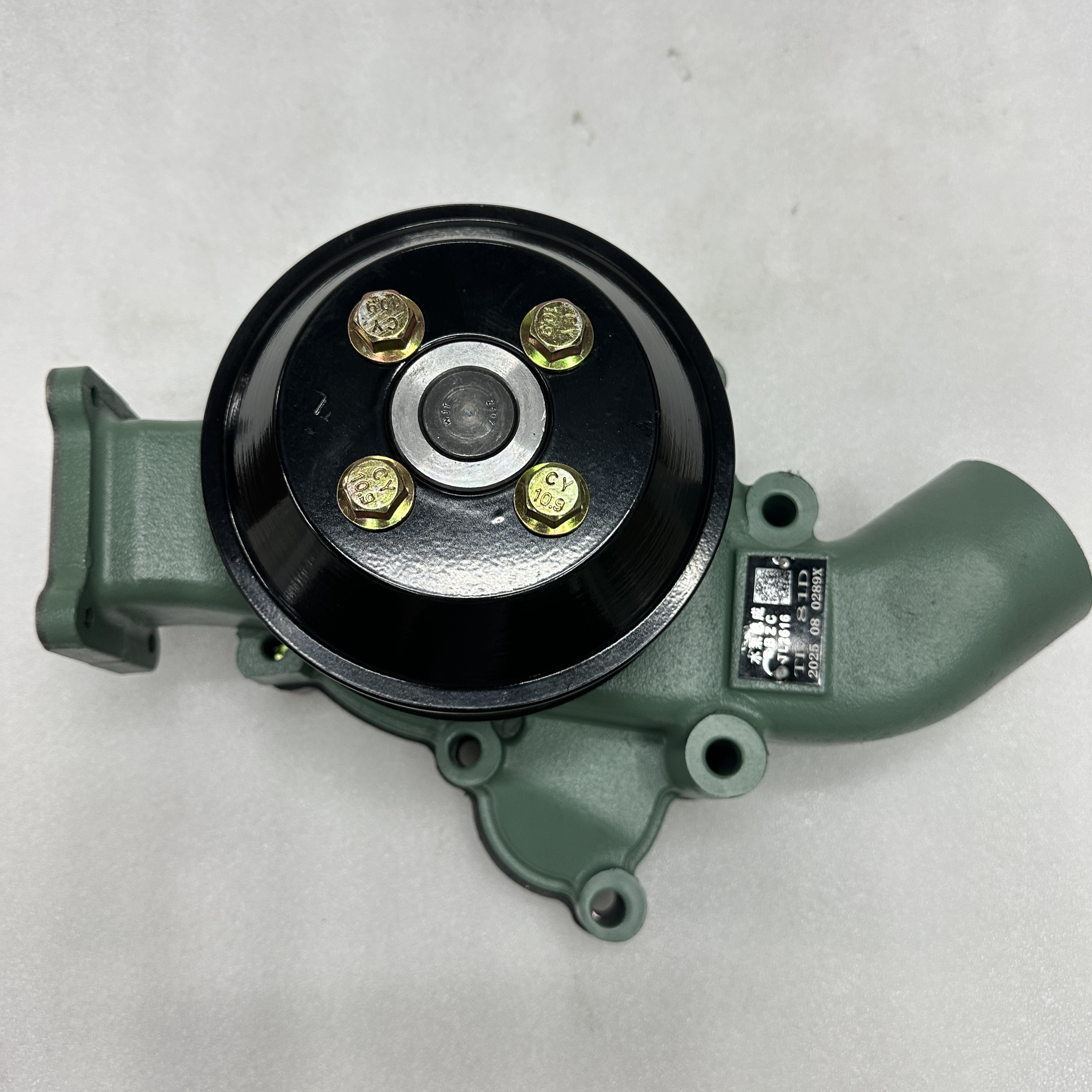 Domestic truck parts are suitable for the cooling water pump of Dongfeng J6 engine. Xichai water pump 1307010-81D Specification image