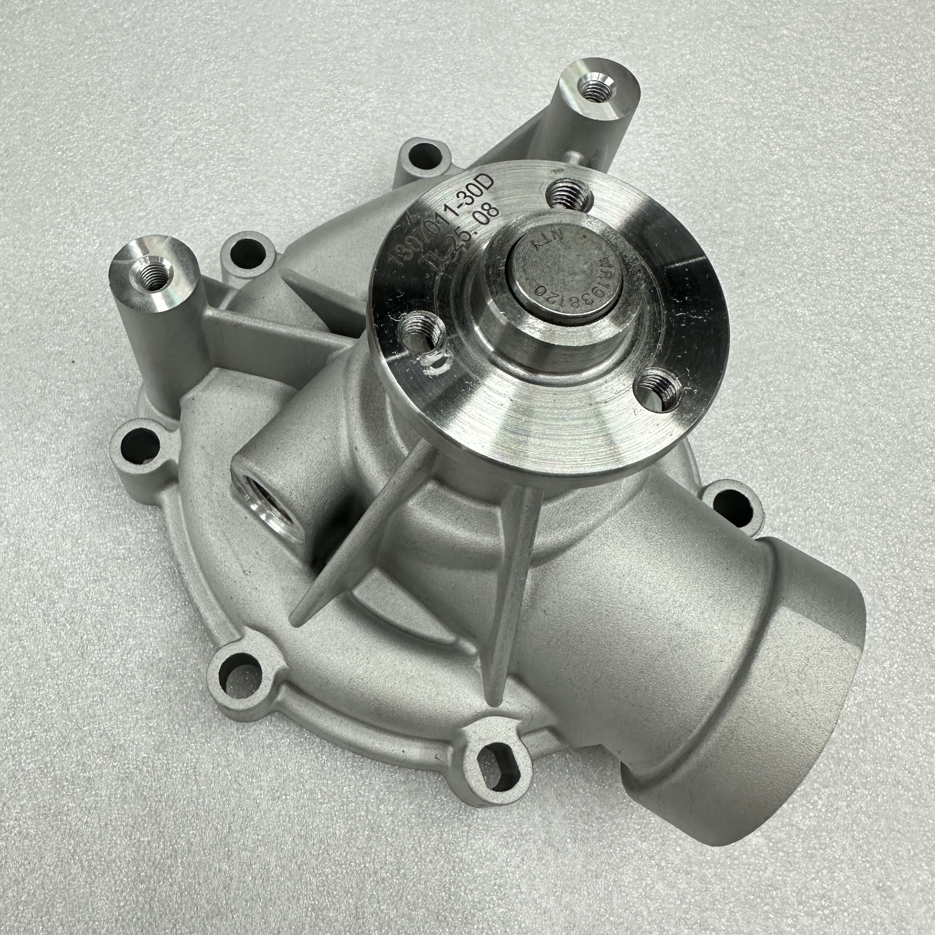Tractor parts are suitable for DEUTZ large diesel water pump, Roots water pump BF4M1013, water pump 1307010-30D 04259547 Application Scenario