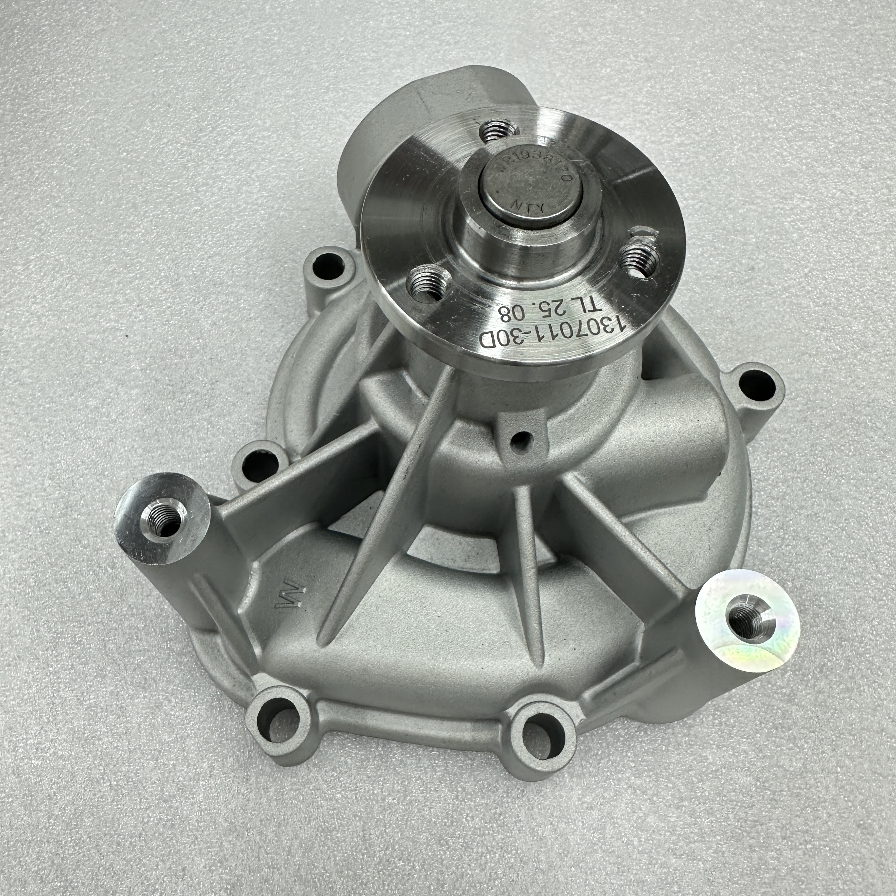 Tractor parts are suitable for DEUTZ large diesel water pump, Roots water pump BF4M1013, water pump 1307010-30D 04259547 Item Picture