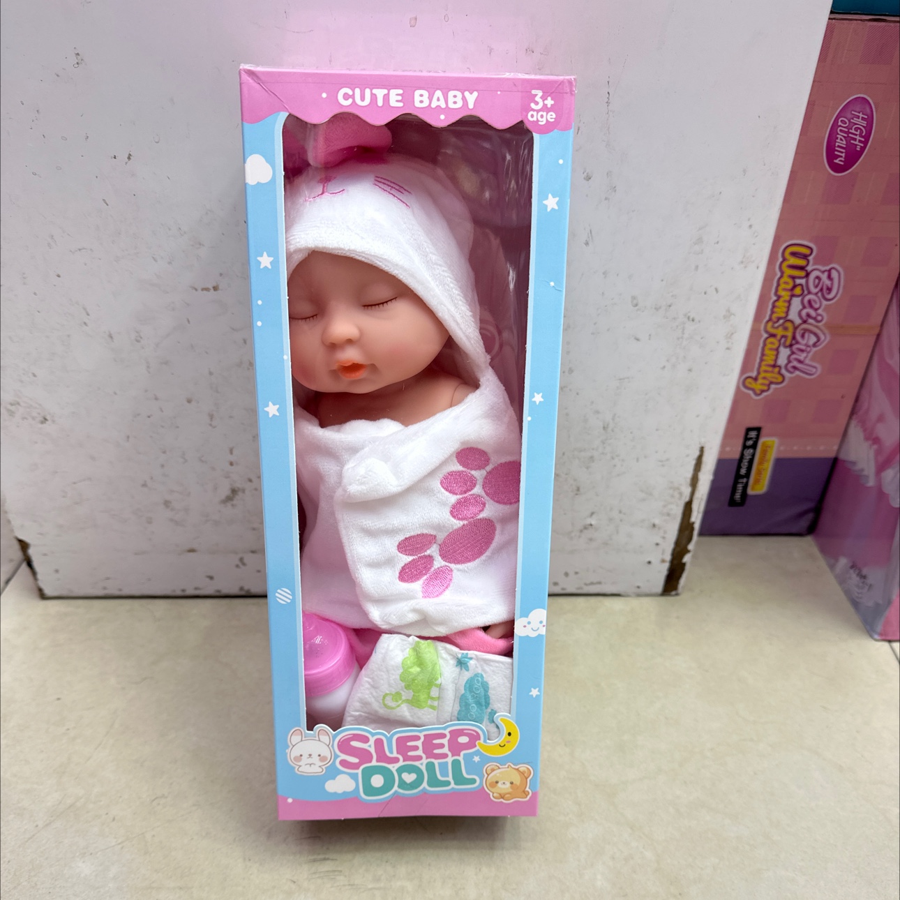 搪胶身体。冬款迷你版小睡哇。搭配纸尿裤和塑料奶瓶。娃娃时尚精品芭比娃娃时尚精品换装