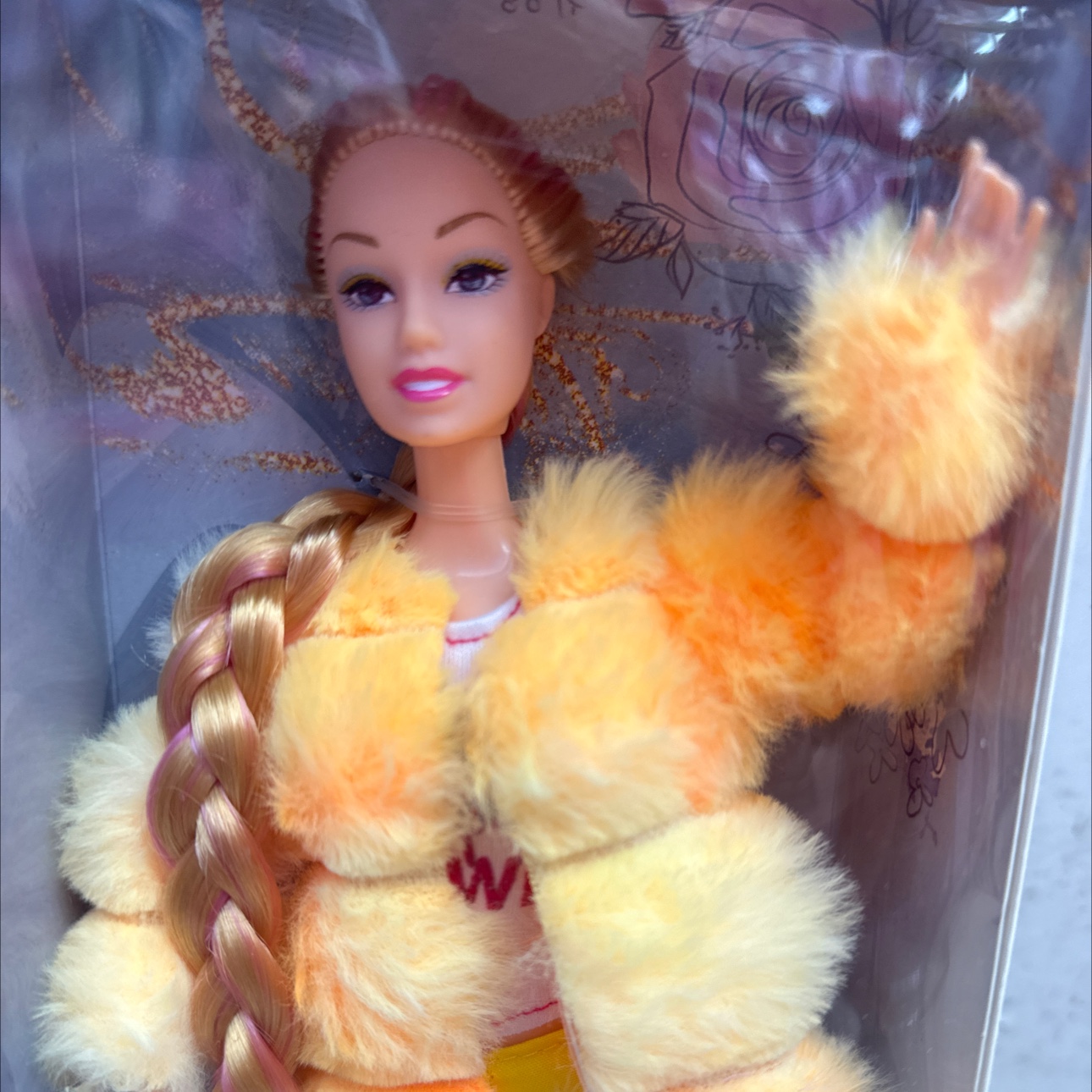 盒装冬款娃娃。毛衣搭配长辫子。娃娃手有关节，🉑️活动产品图