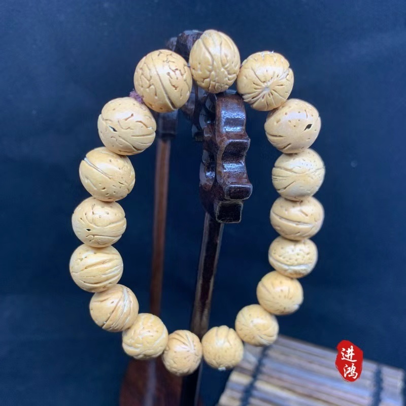 Natural peach kernel bracelets, cultural and artistic bracelets, tourist attractions, trendy and fashionable bracelets. With natural textures, they are fashionable and elegant. They are must-have bestsellers for setting up stalls in shopping malls pic 3