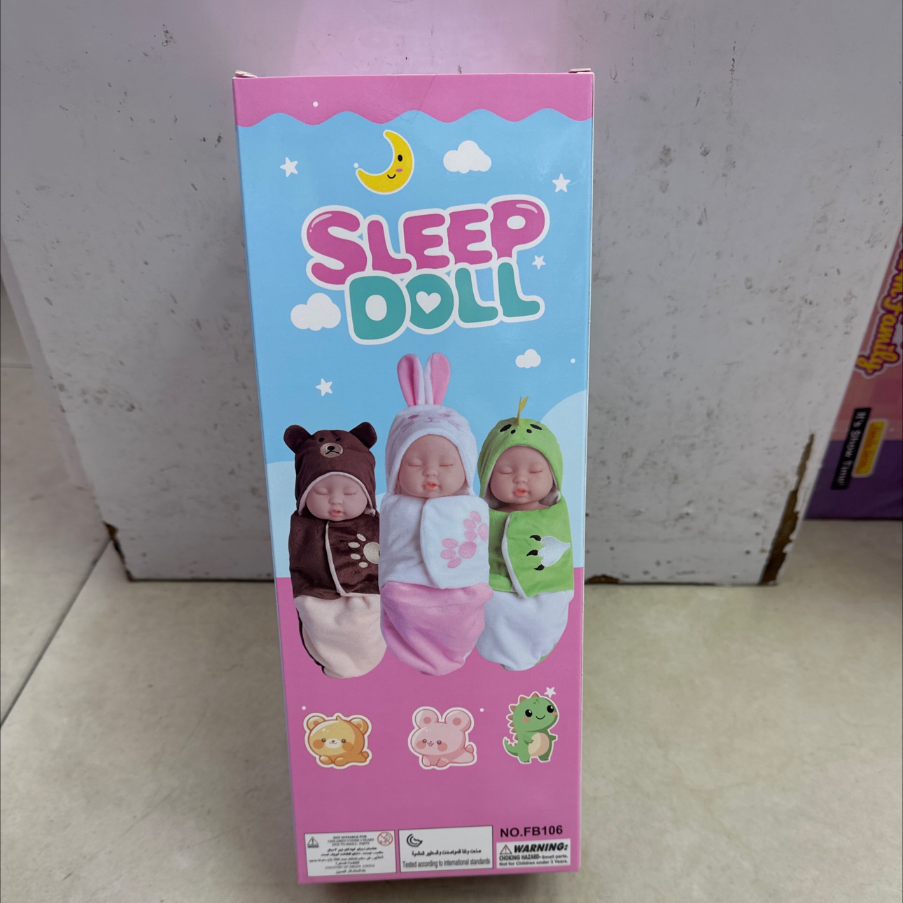 搪胶身体。冬款迷你版小睡哇。搭配纸尿裤和塑料奶瓶。娃娃时尚精品芭比娃娃时尚精品换装产品图