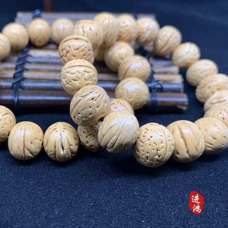 Natural peach kernel bracelets, cultural and artistic bracelets, tourist attractions, trendy and fashionable bracelets. With natural textures, they are fashionable and elegant. They are must-have bestsellers for setting up stalls in shopping malls pic 4