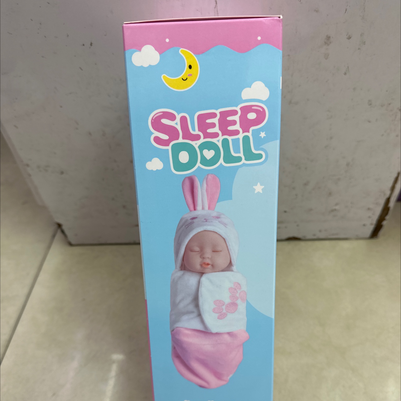 搪胶身体。冬款迷你版小睡哇。搭配纸尿裤和塑料奶瓶。娃娃时尚精品芭比娃娃时尚精品换装详情图3