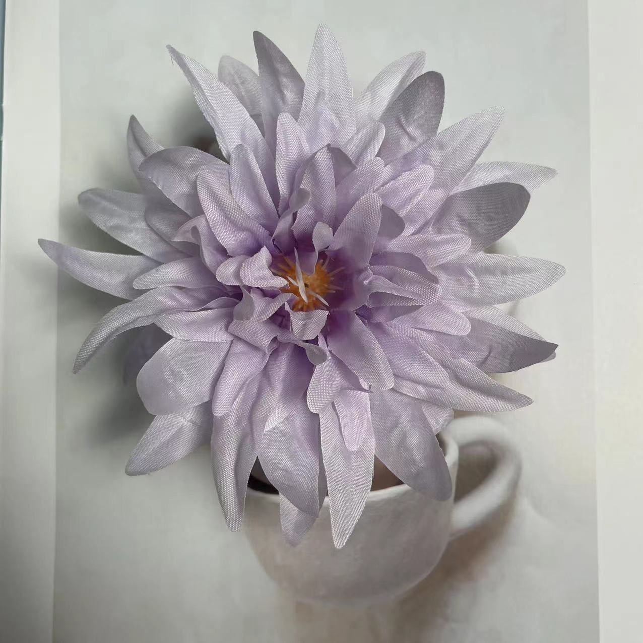 Chrysanthemums, flame chrysanthemums, artificial flowers, silk flowers, opera fans, decorative hairpins, flower garland, flower walls, wedding tables, flower arrangements, artificial flowers Application Scenario