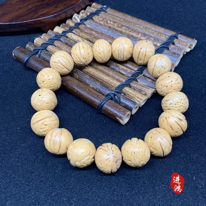Natural peach kernel bracelets, cultural and artistic bracelets, tourist attractions, trendy and fashionable bracelets. With natural textures, they are fashionable and elegant. They are must-have bestsellers for setting up stalls in shopping malls
