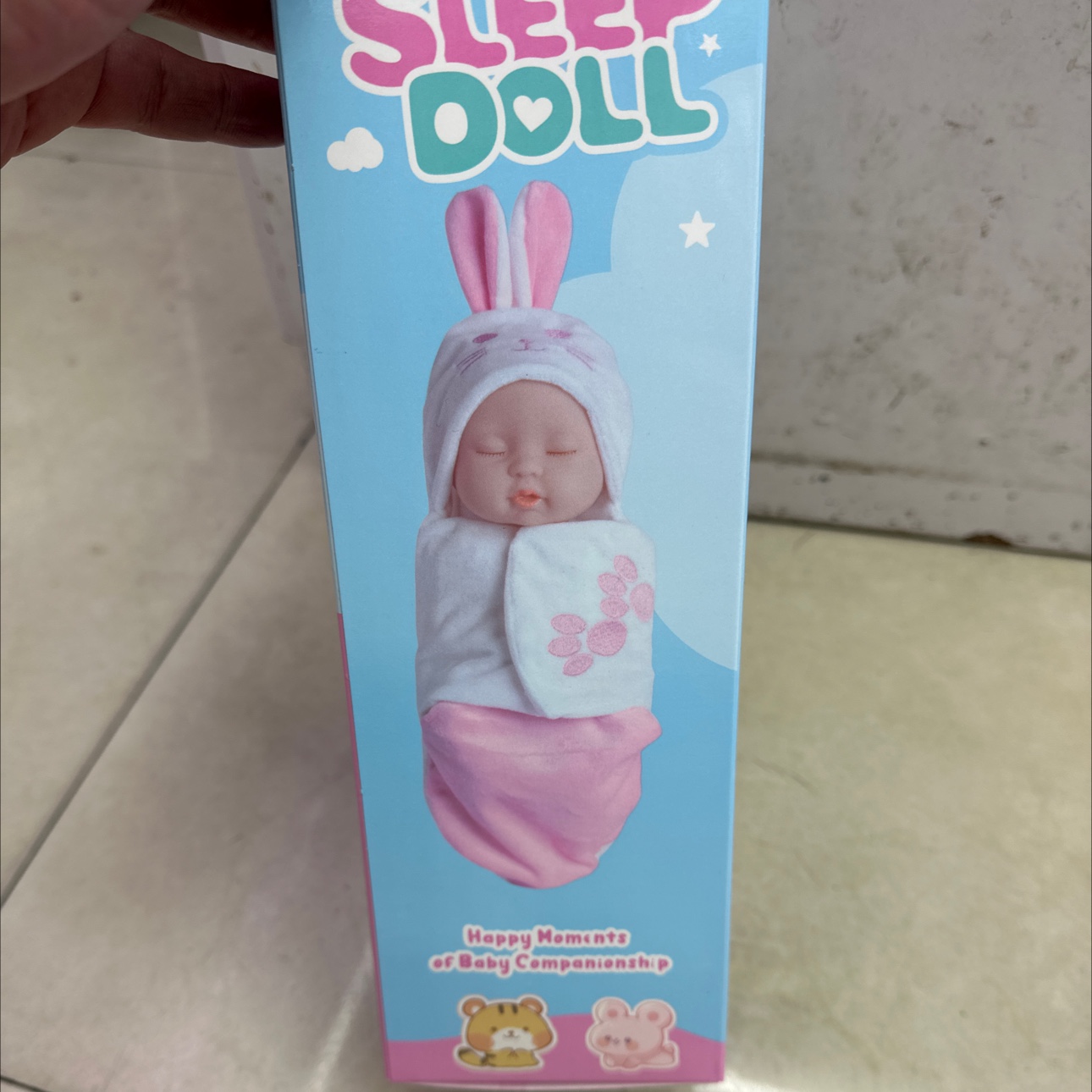 搪胶身体。冬款迷你版小睡哇。搭配纸尿裤和塑料奶瓶。娃娃时尚精品芭比娃娃时尚精品换装细节图