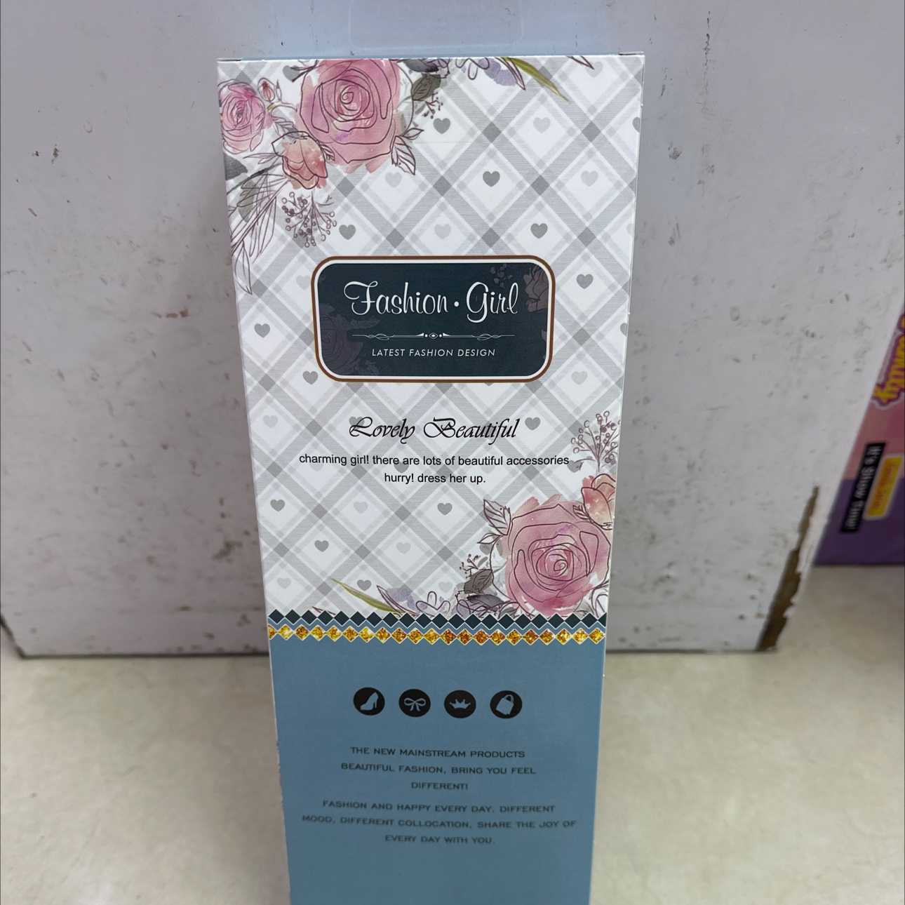 盒装冬款娃娃。毛衣搭配长辫子。娃娃手有关节，🉑️活动细节图