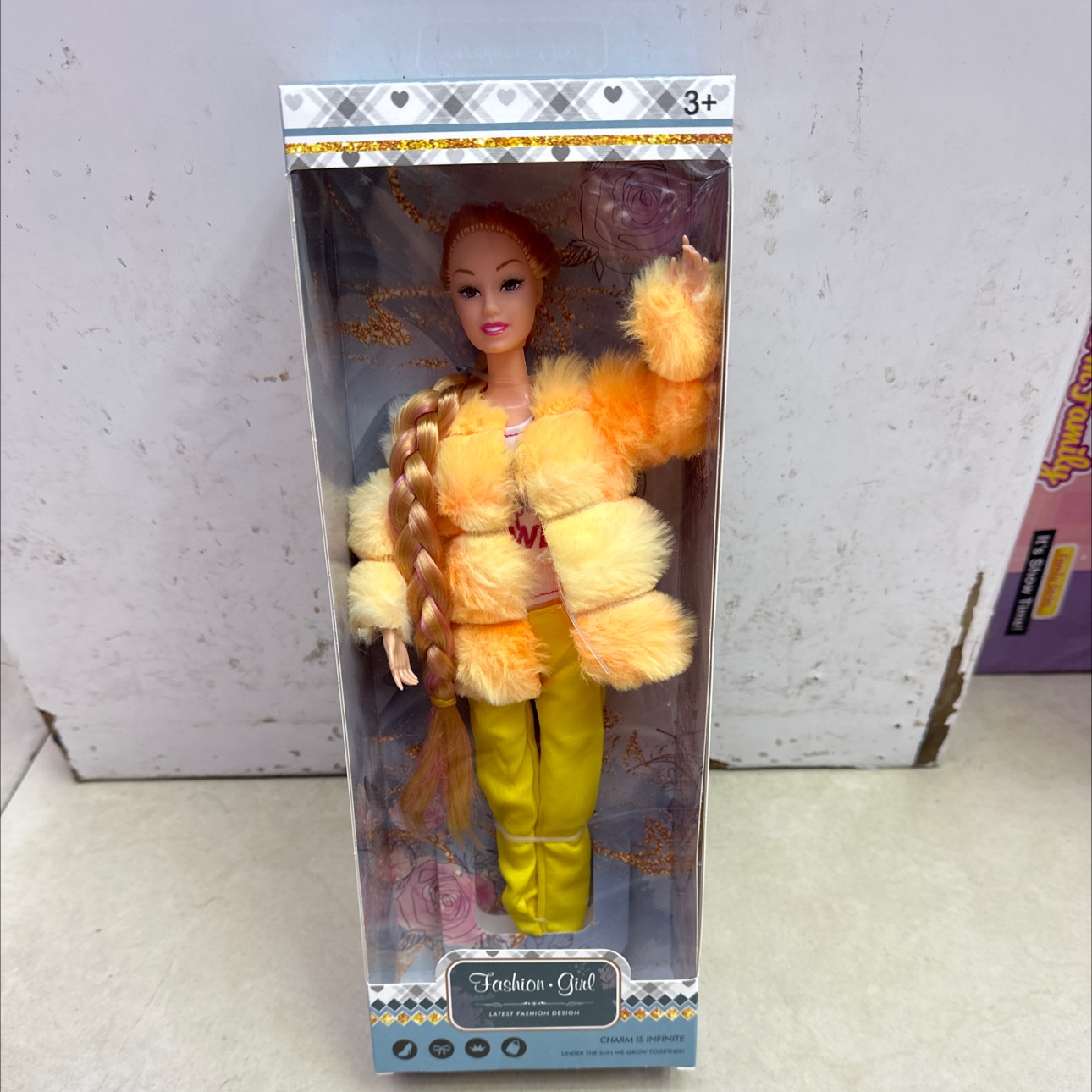 盒装冬款娃娃。毛衣搭配长辫子。娃娃手有关节，🉑️活动