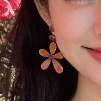 Acrylic flower earrings are fashionable, versatile and elegant women's accessories details Picture