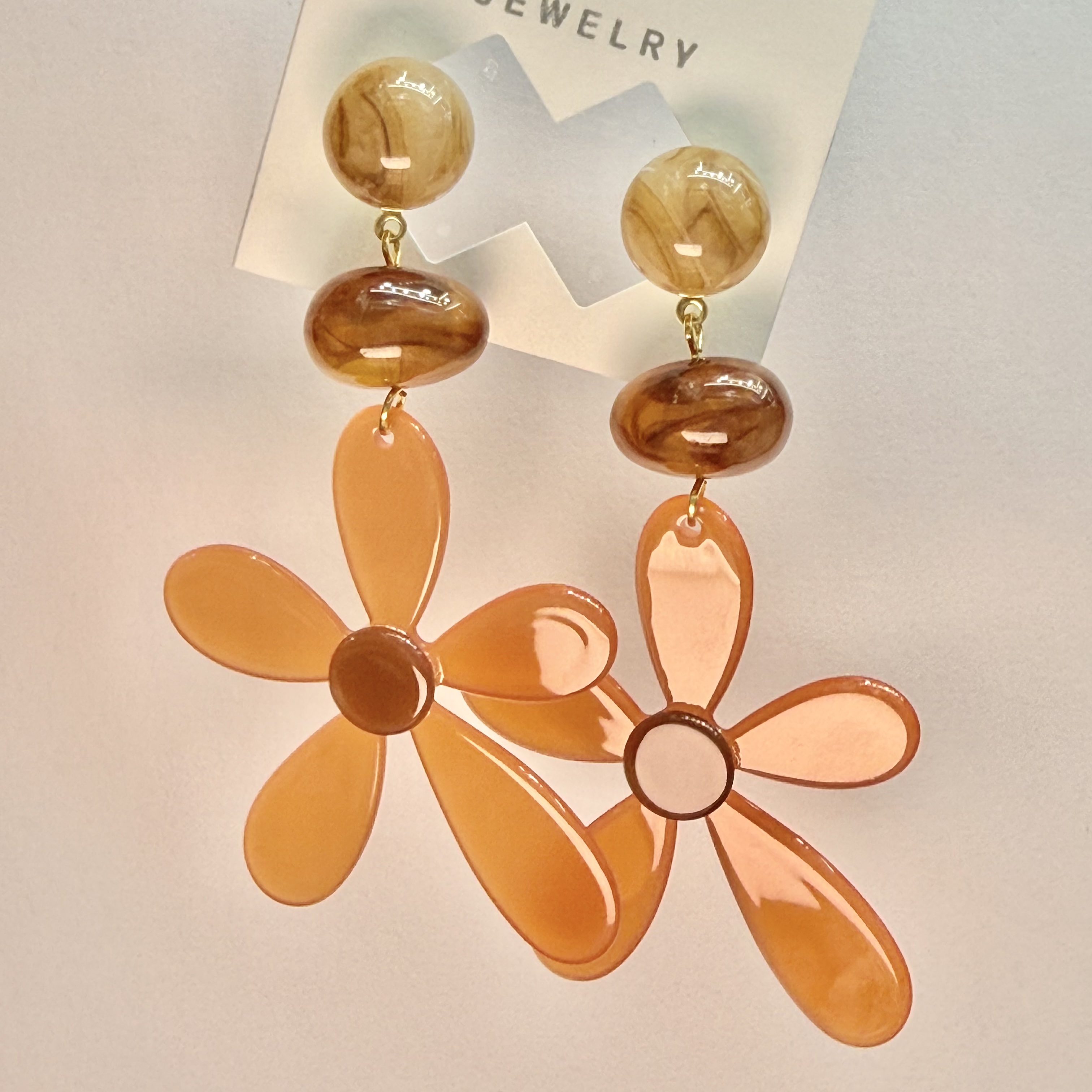 Acrylic flower earrings are fashionable, versatile and elegant women's accessories