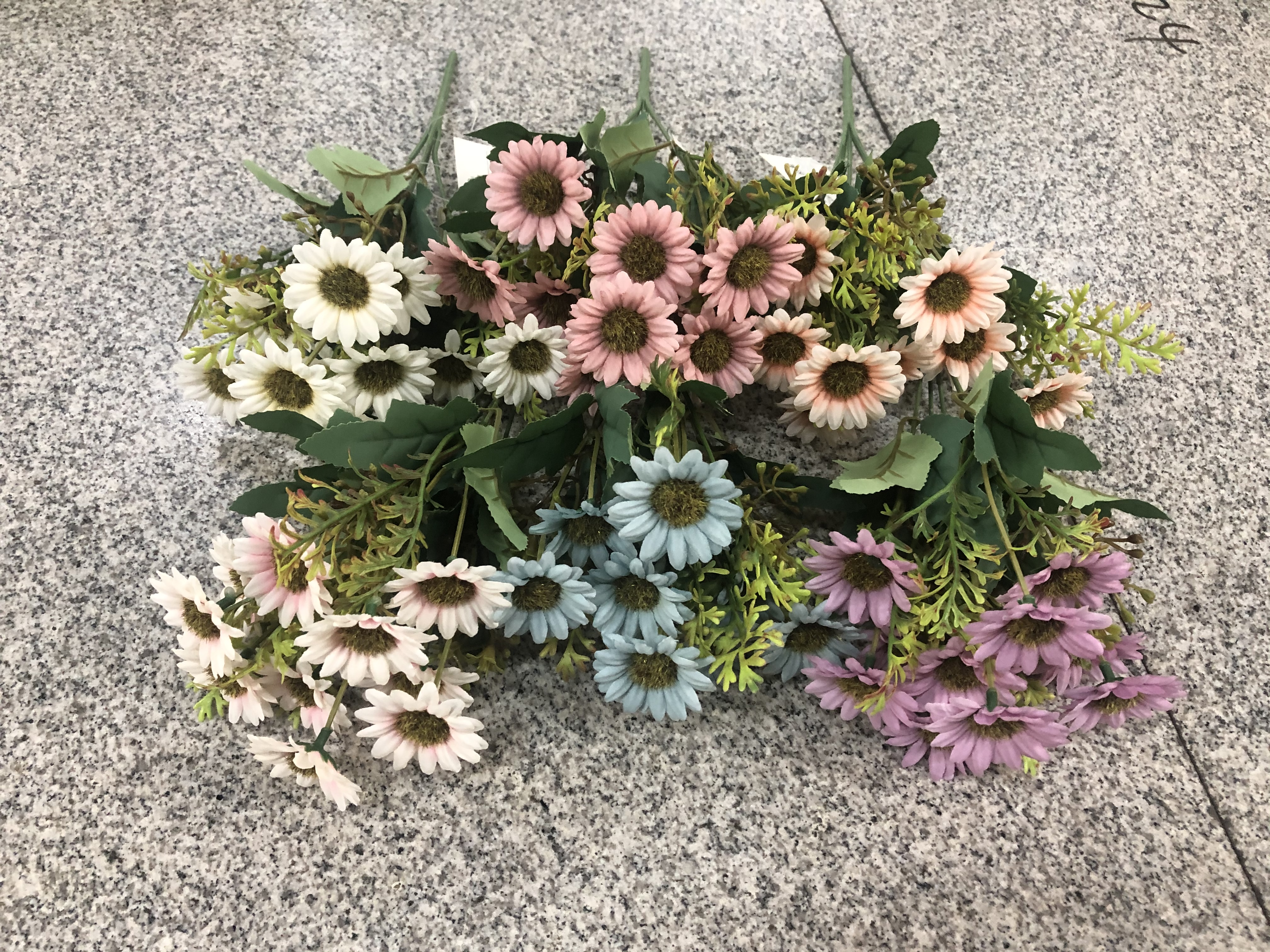 广东仿真花嘉盈花艺，5头仿真小野菊，有6个颜色可选，一箱1200支，颜色鲜艳，品质好，销量不错