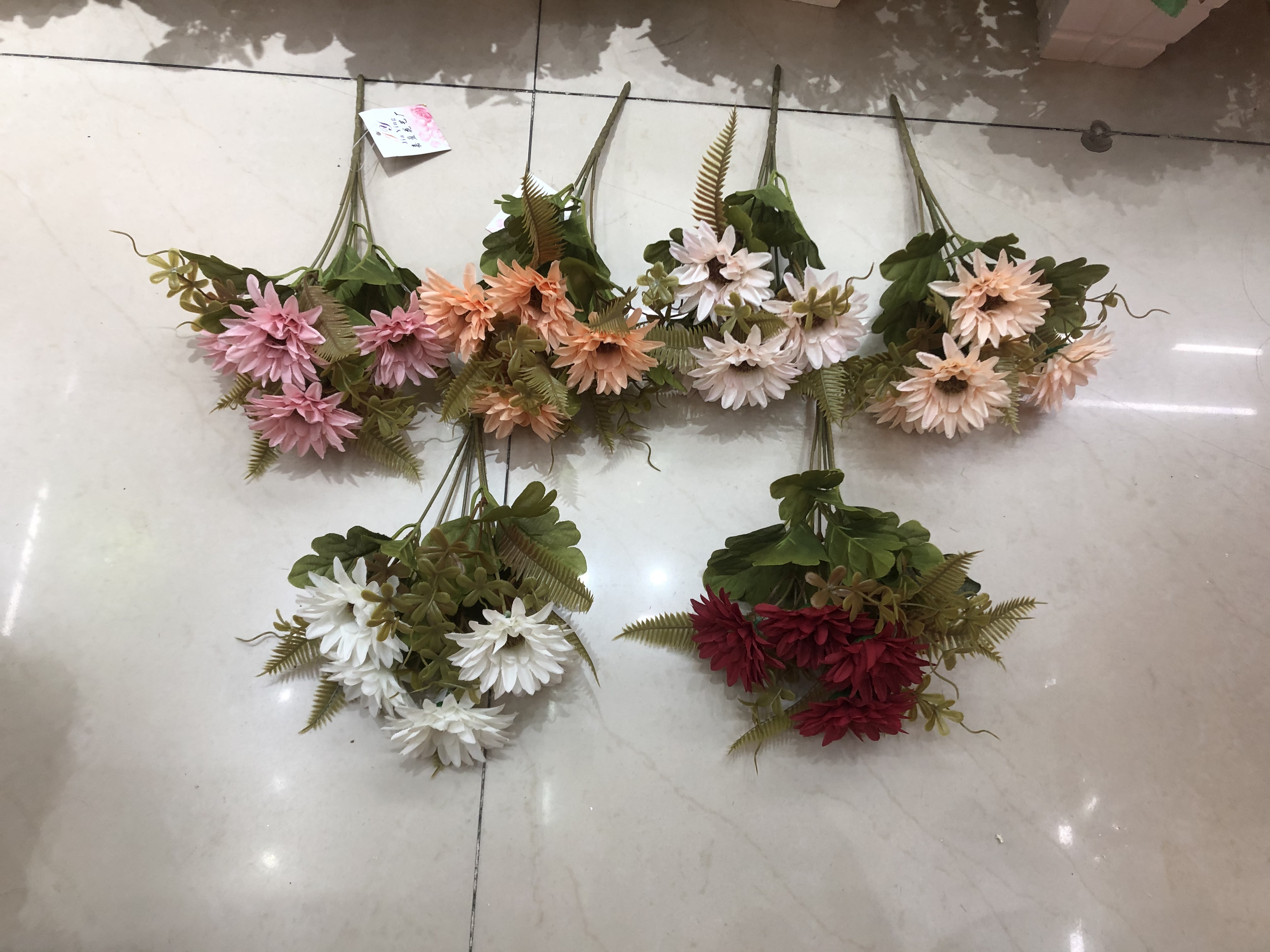广东仿真花嘉盈花艺，5头仿真菊花，6色可选，颜色漂亮，一箱1200支，品质好，可放室内外装饰