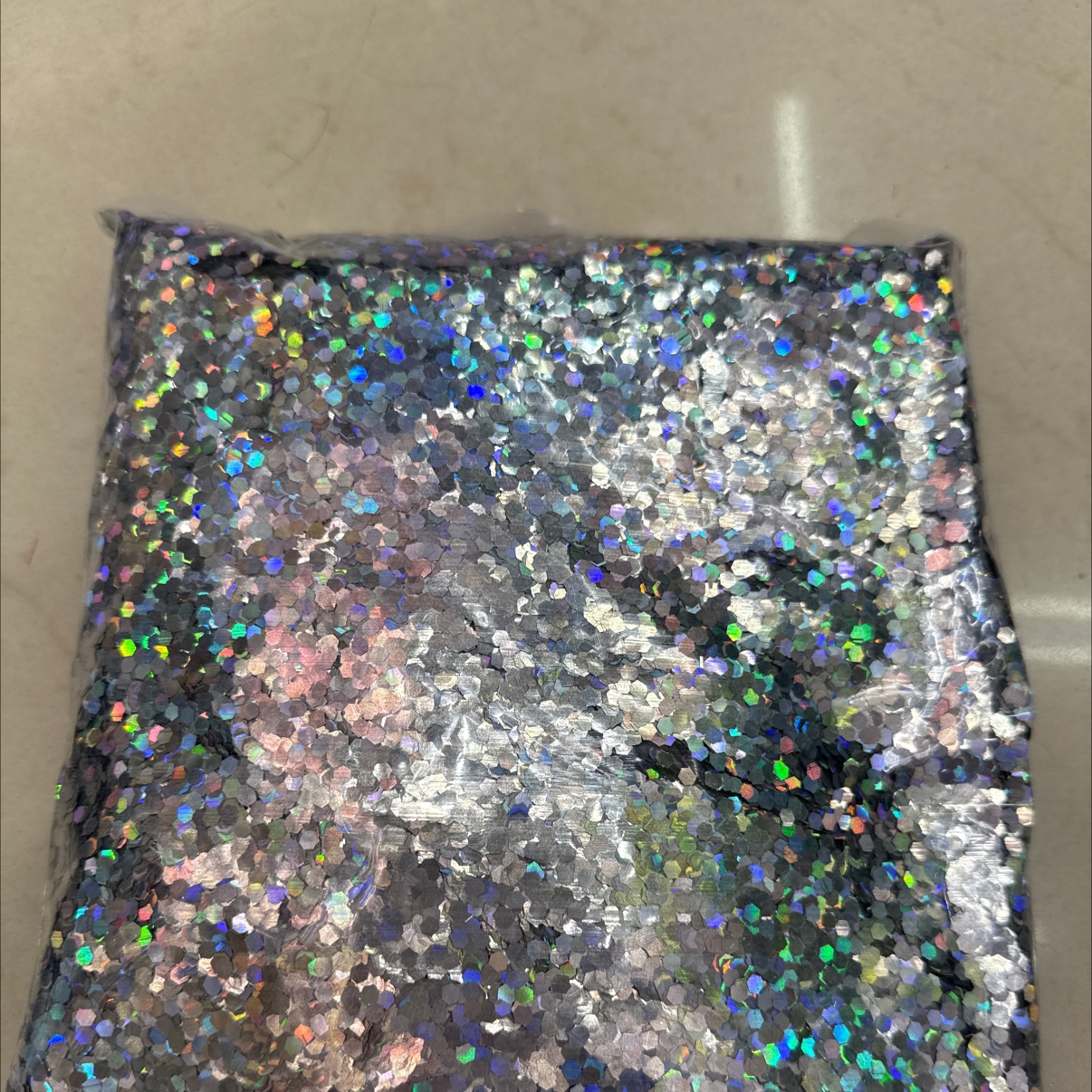 大片的镭射片，特别亮，质量佳。无论用在哪里都独具特色。1/8银镭射。