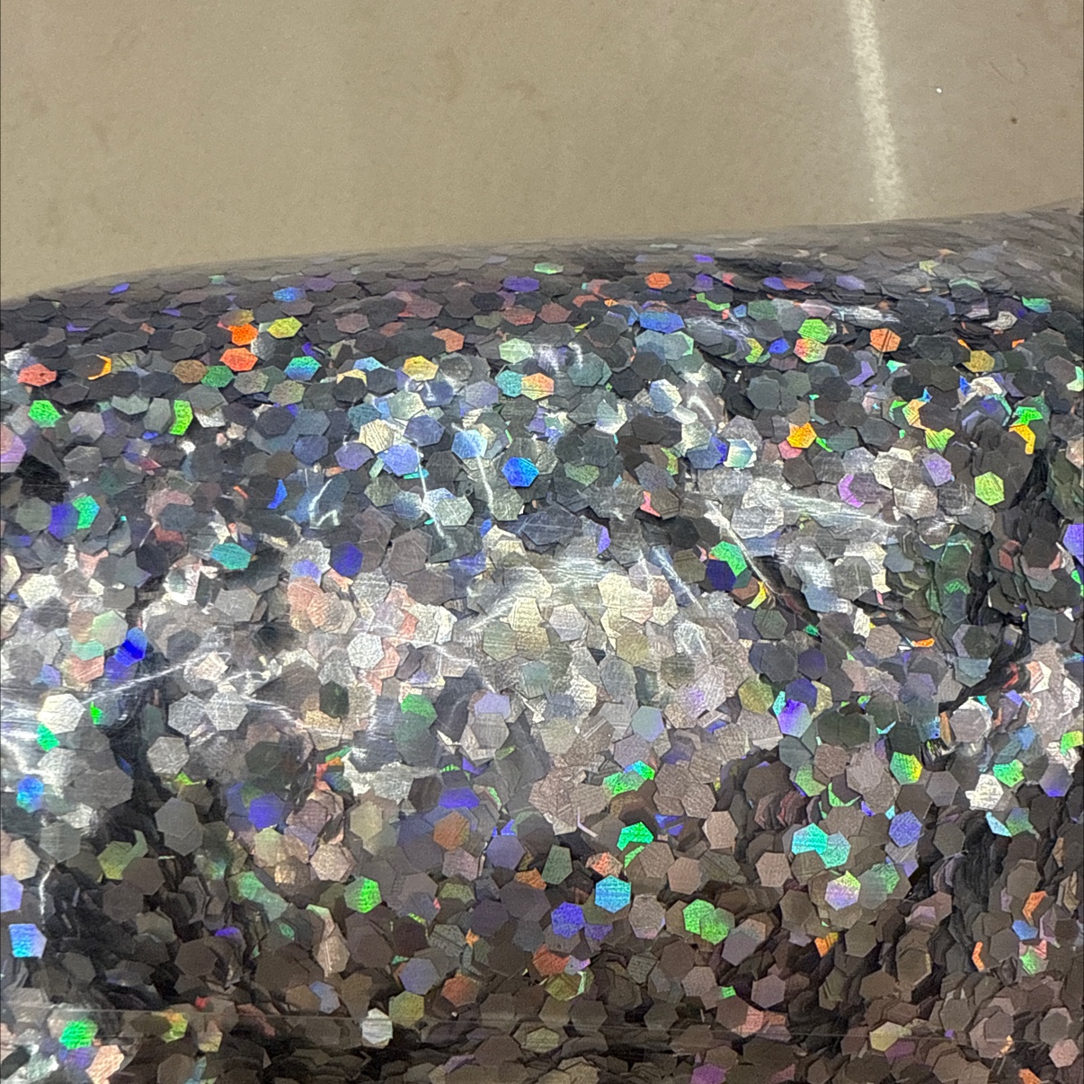 大片的镭射片，特别亮，质量佳。无论用在哪里都独具特色。1/8银镭射。产品图