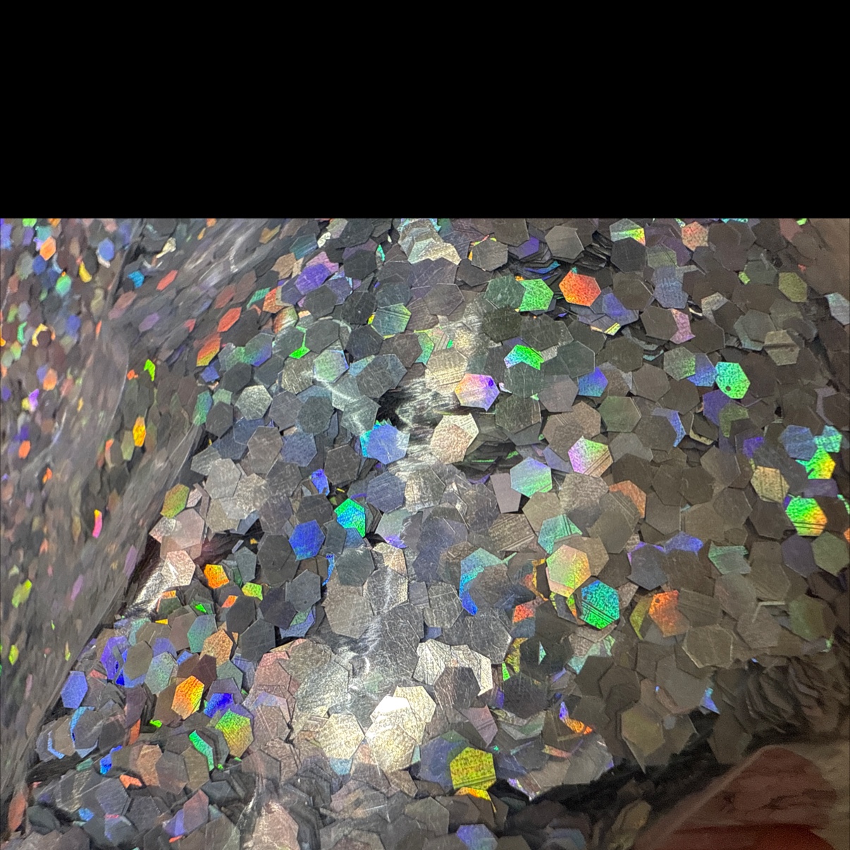 大片的镭射片，特别亮，质量佳。无论用在哪里都独具特色。1/8银镭射。细节图