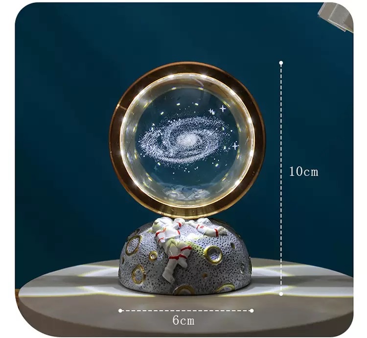 Astronaut Crystal Ball Night light detail image 7