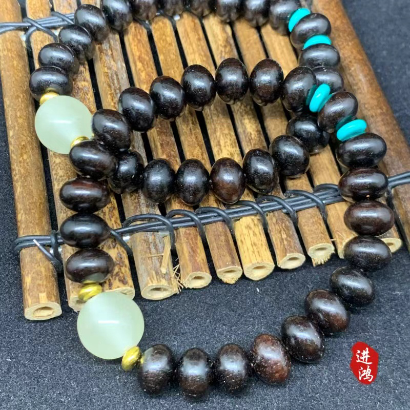 The new Chinese-style sandalwood oval bead plain ring cultural play Buddhist prayer bead bracelet weaving, the new favorite of cultural play bracelets: sandalwood with luminous beads, simple and elegant, fully demonstrating the charm of the East. Item Picture