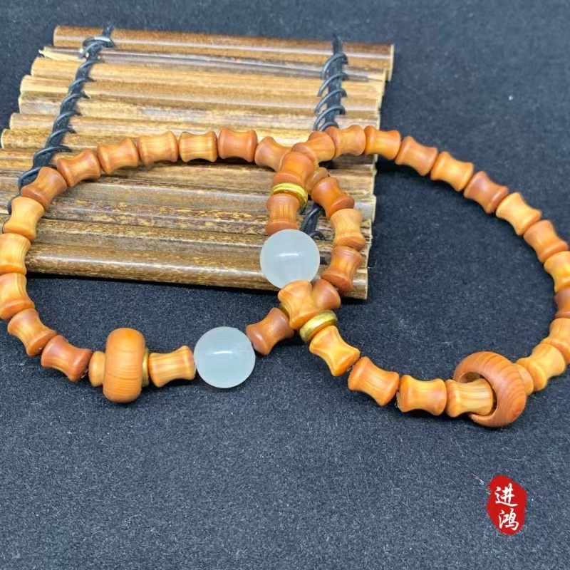 This Chinese-style high-oil blood dragon wood bracelet is a new Chinese-style sandalwood bamboo joint bead plain ring cultural play Buddhist prayer bead bracelet woven. The bamboo control shape high-oil blood dragon wood bracelet is paired with jade beads, presenting a simple and elegant appearance and showcasing the charm of Eastern aesthetics Specification image