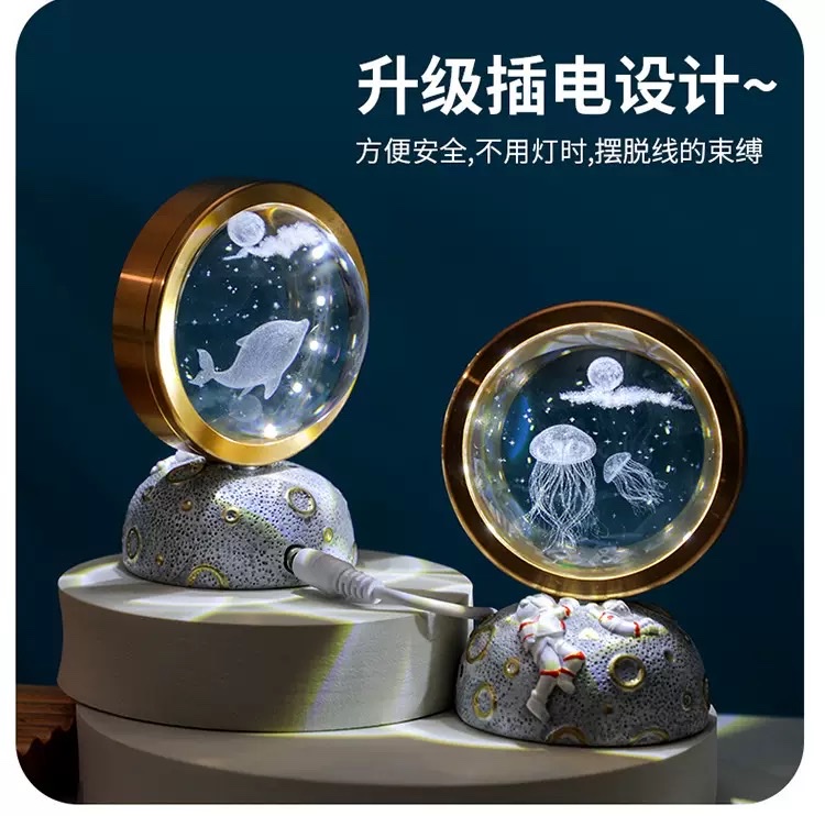 Astronaut Crystal Ball Night light detail image 12